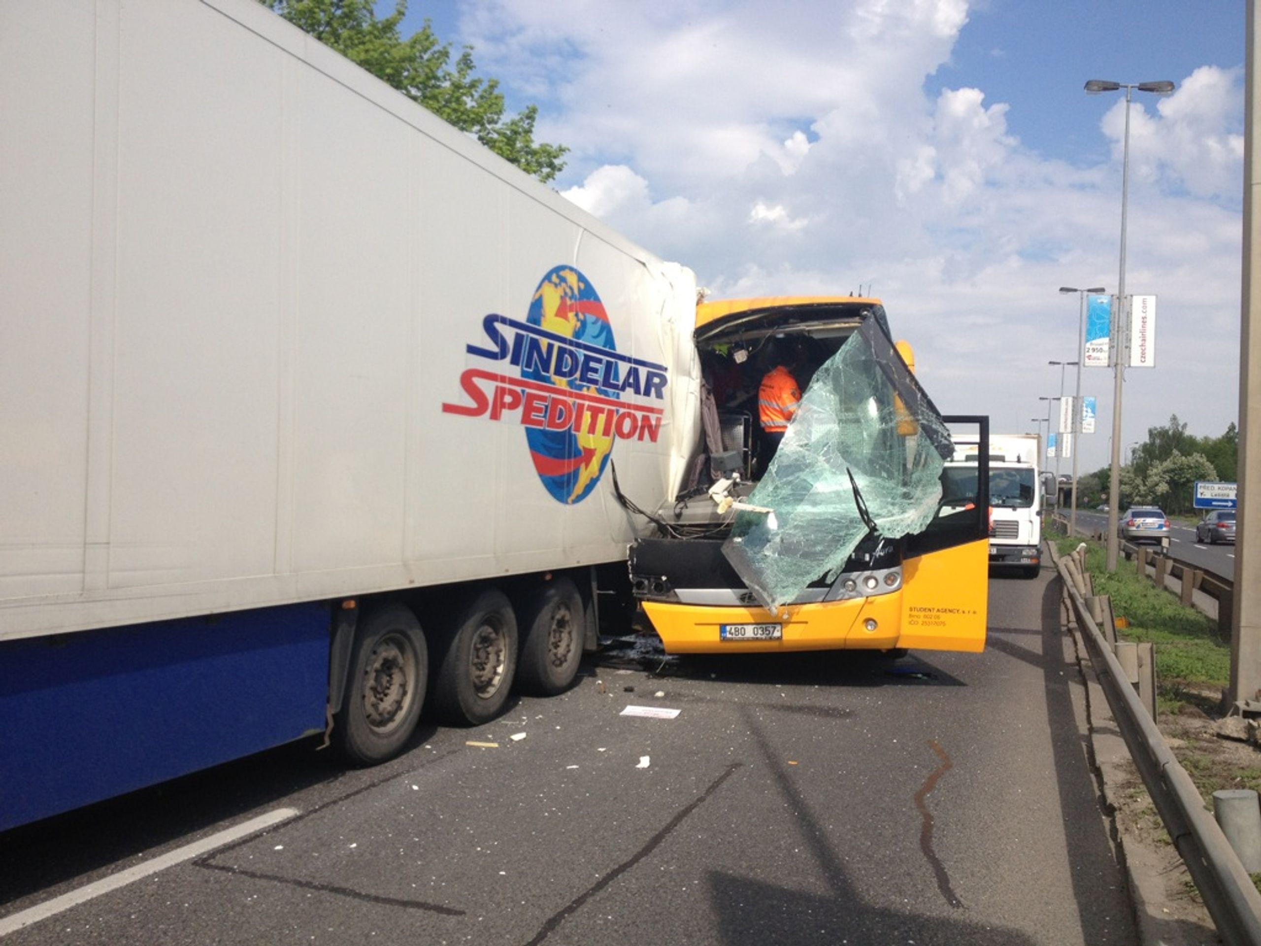 Srážka byla dramatická - GALERIE: Nehoda autobusu Student agency a kamionu (3/6)
