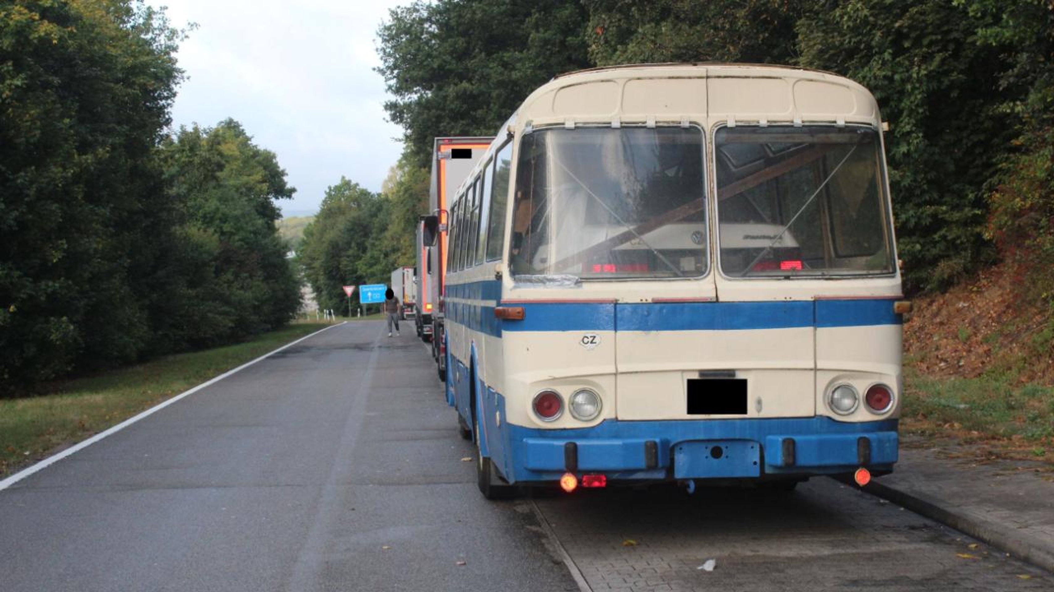Volkswagen naložený v autobusu - Fotogalerie: Čech vezl starého passata uvnitř ještě staršího autobusu! (5/5)