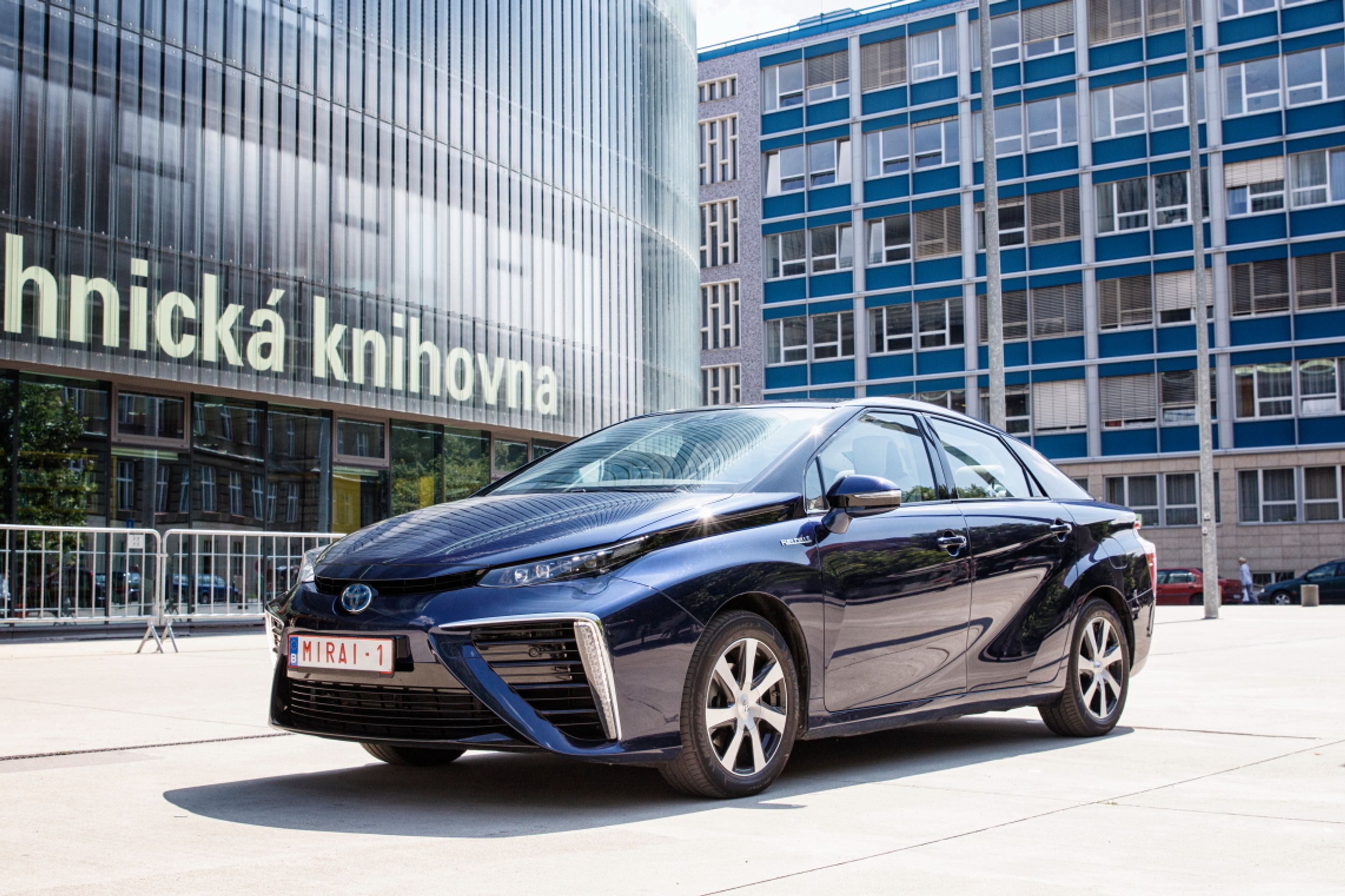 Toyota Mirai - 14 - Fotogalerie: Vodíková Toyota Mirai (1/26)