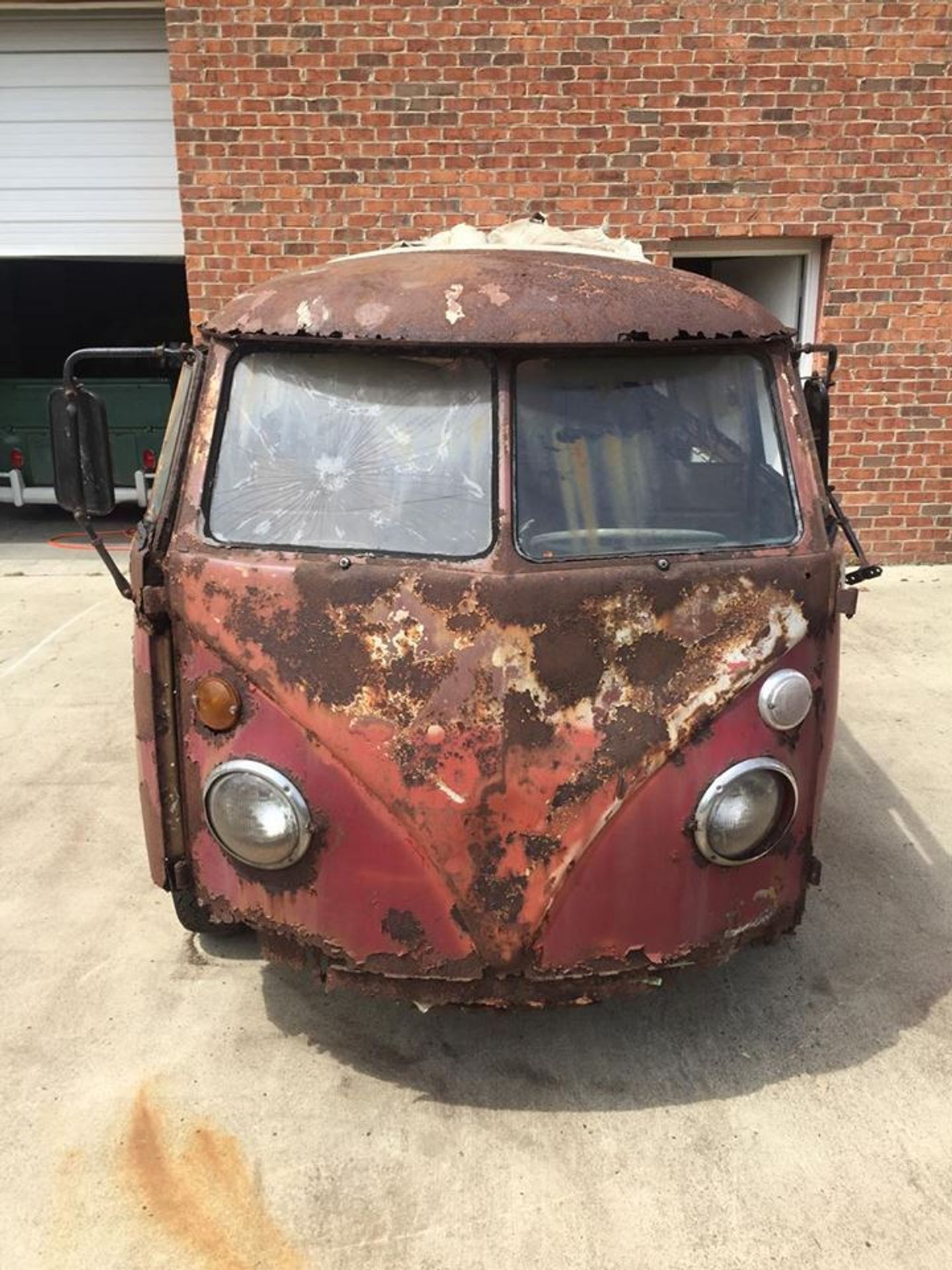 vrak - 39 - GALERIE: VW Bus - zrezlý šrot za stovky tisíc (6/22)