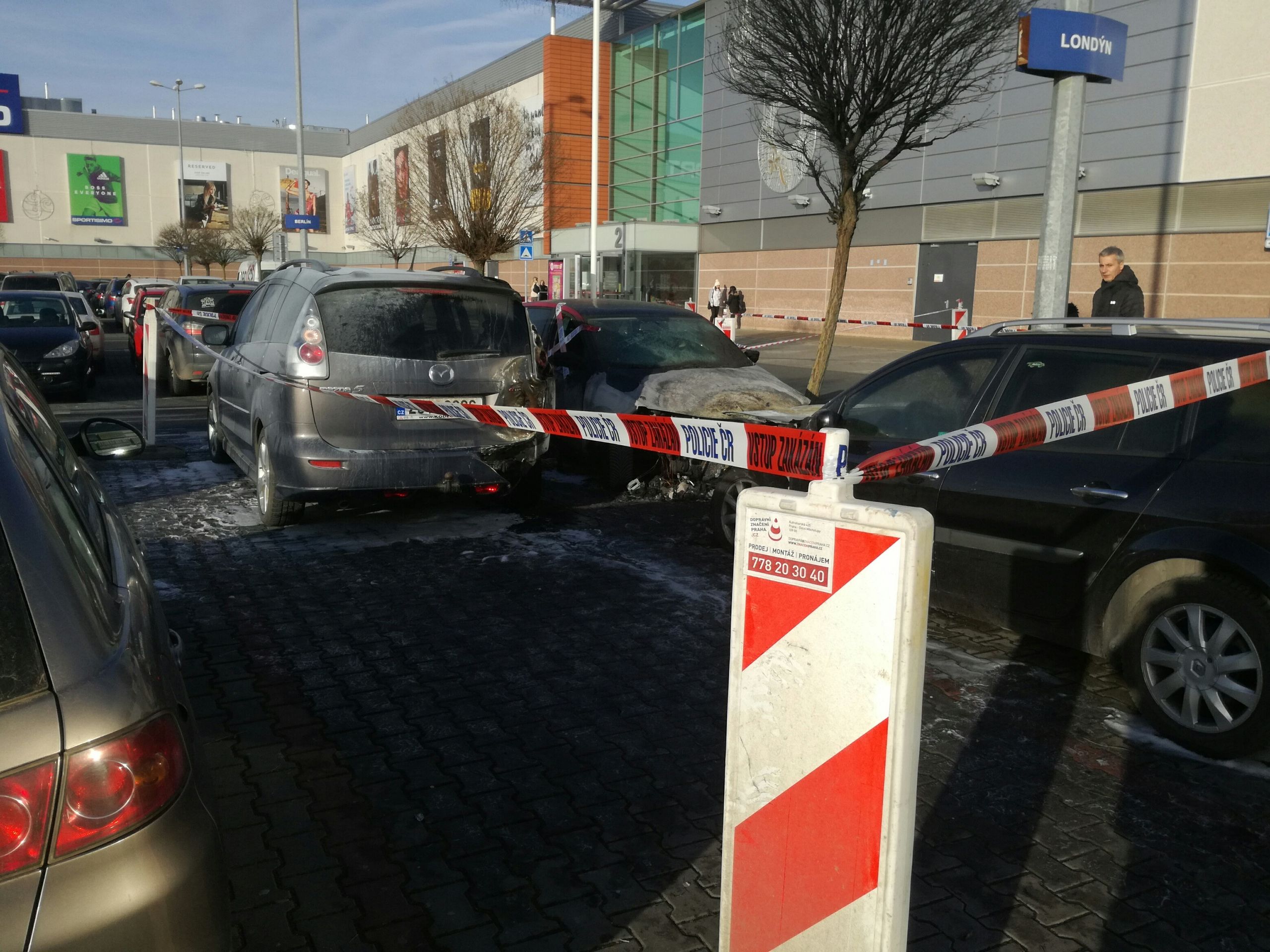 Požár tří aut na pražském Zličíně - 1 - GALERIE: Požár tří aut na pražském Zličíně (1/7)