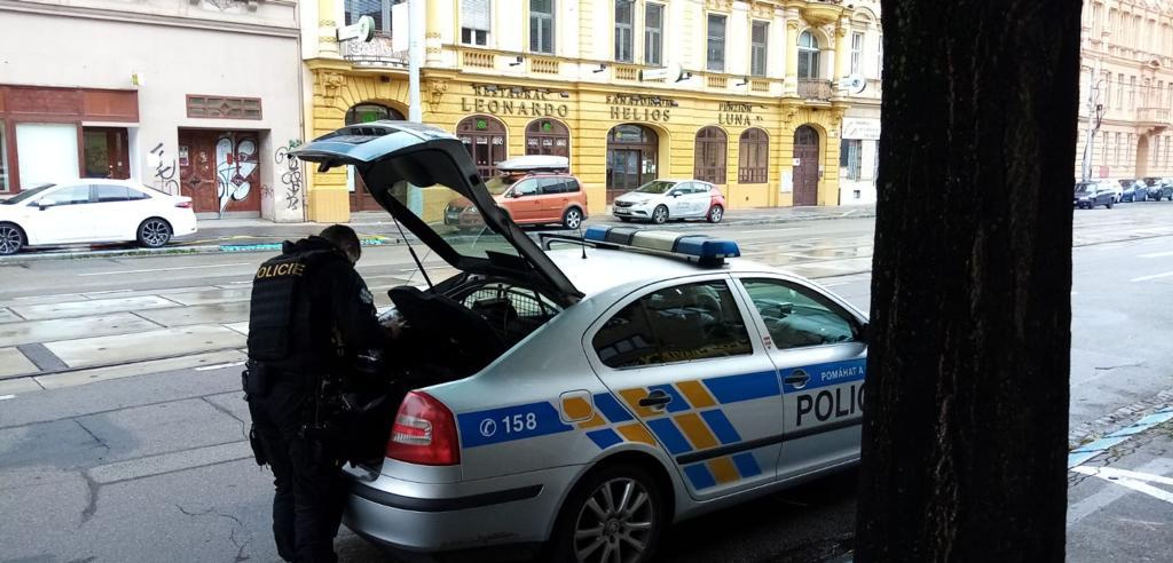 Prchajícího zloděje v Brně zastavil až výstřel - 2 - GALERIE: Majitel brněnského obchodu naháněl zloděje (3/4)