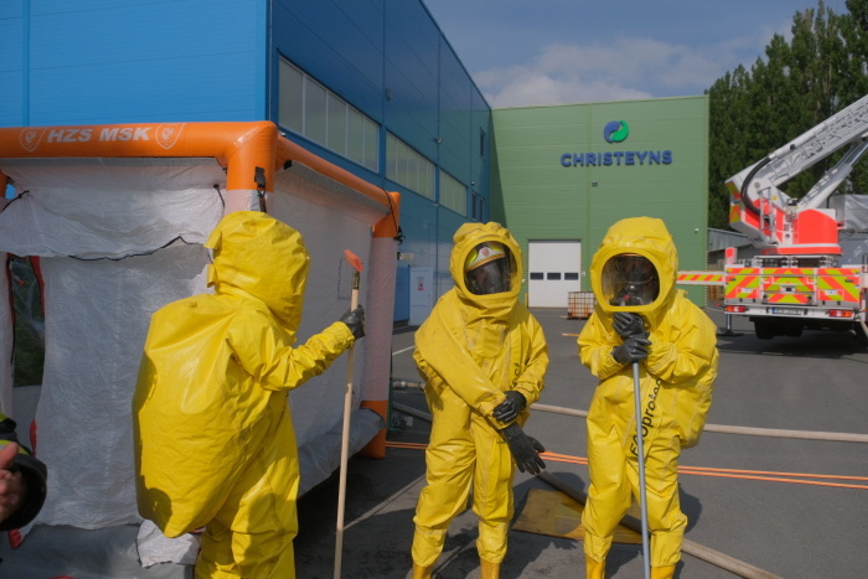 Hasiči řešili v Odrách následky reakce chemikálií - 7 - GALERIE: Hasiči řešili v Odrách následky reakce chemikálií (7/17)