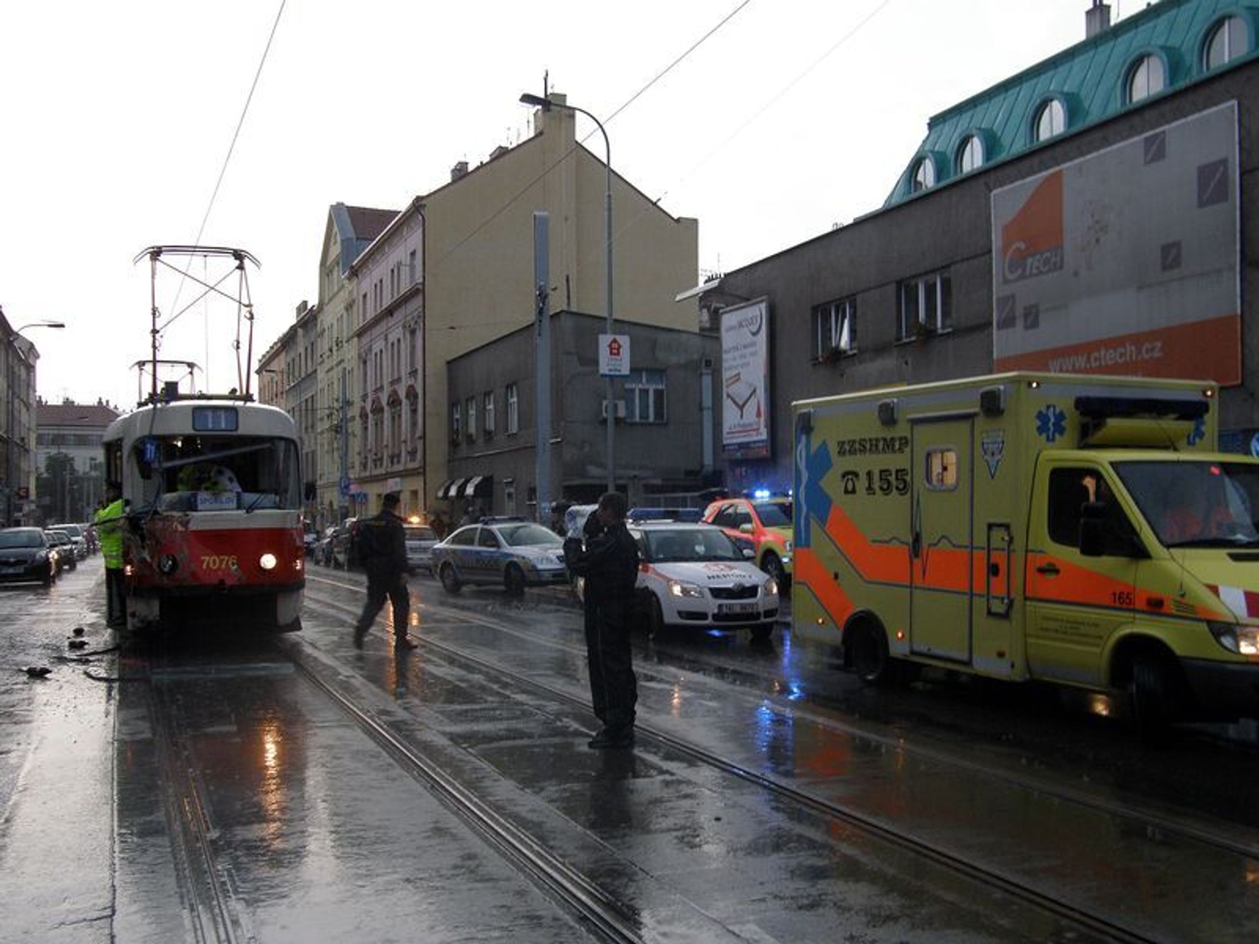 Srážka tramvaje a autobusu v pražských Nuslích - 4 - GALERIE: Srážka tramvaje a autobusu v pražských Nuslích (8/9)