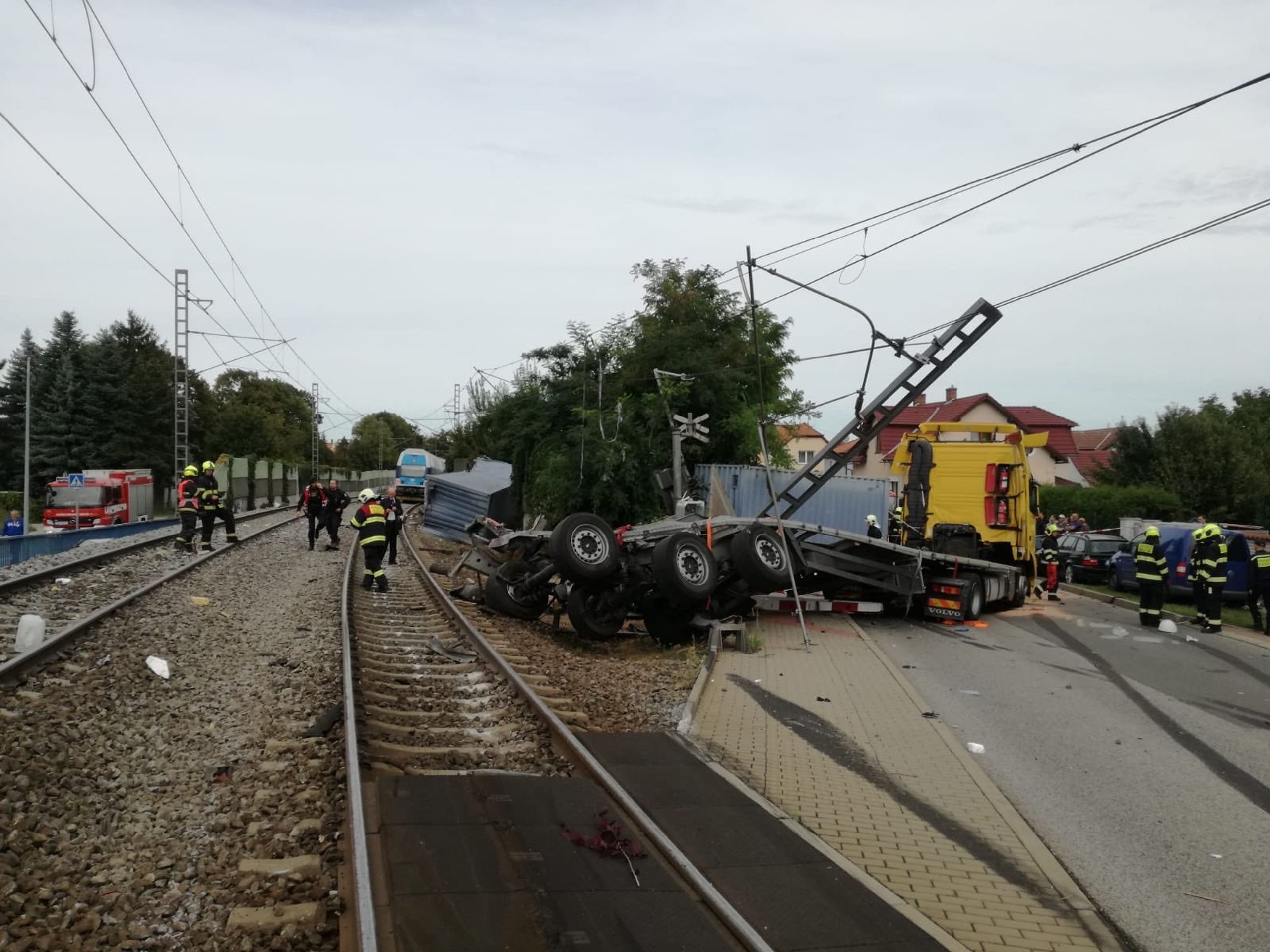 Srážka vlaku s kamionem v pražské Uhříněvsi - 4 - GALERIE: Srážka vlaku s kamionem v pražské Uhříněvsi (1/12)