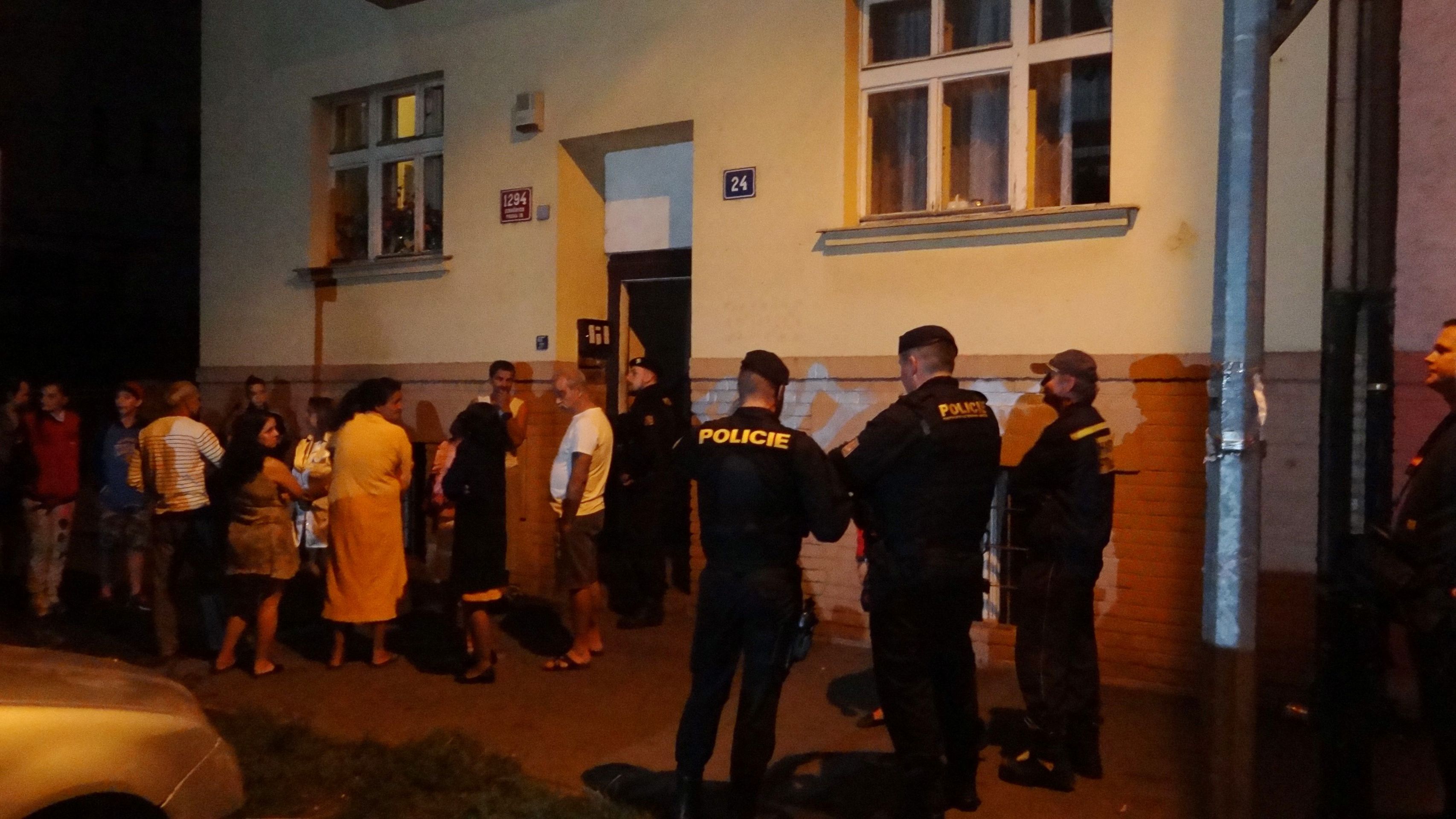 Likvidaci ohně a záchranu nájemníků zvládly tři jednotky hasičů - GALERIE: Požár činžovního domu v Praze (4/5)