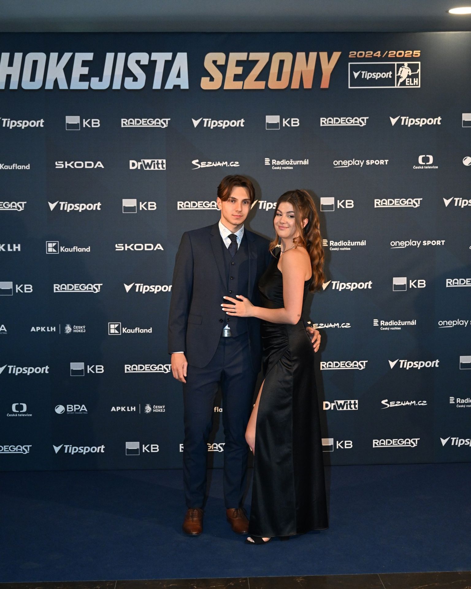 Tomáš Cibulka se svým doprovodem - Hokejista sezóny v Tipsport extralize 2025 (11/11)