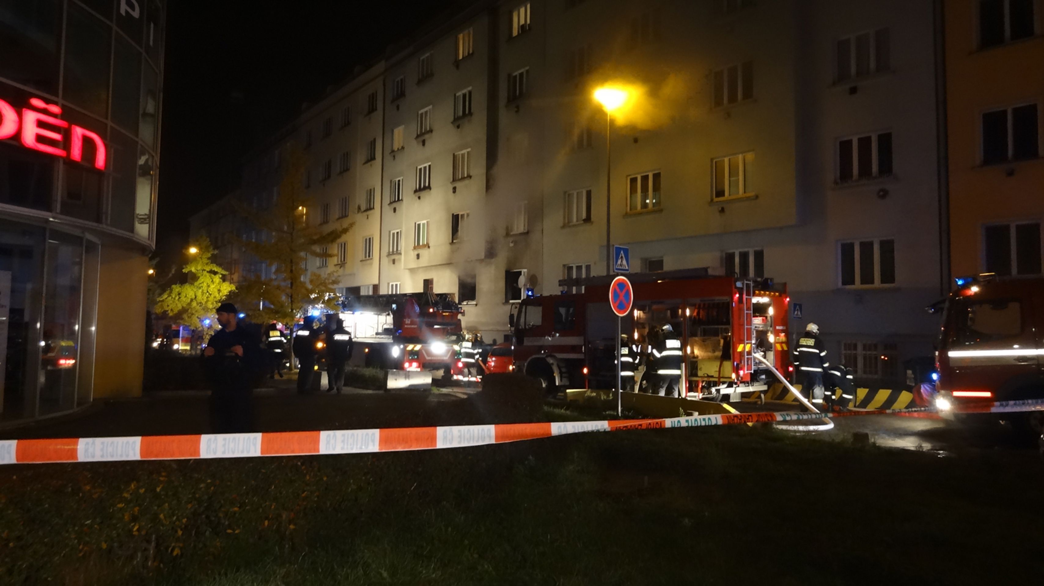 Požár činžáku v pražských Vršovicích - 2 - GALERIE: Požár činžáku v pražských Vršovicích (2/9)