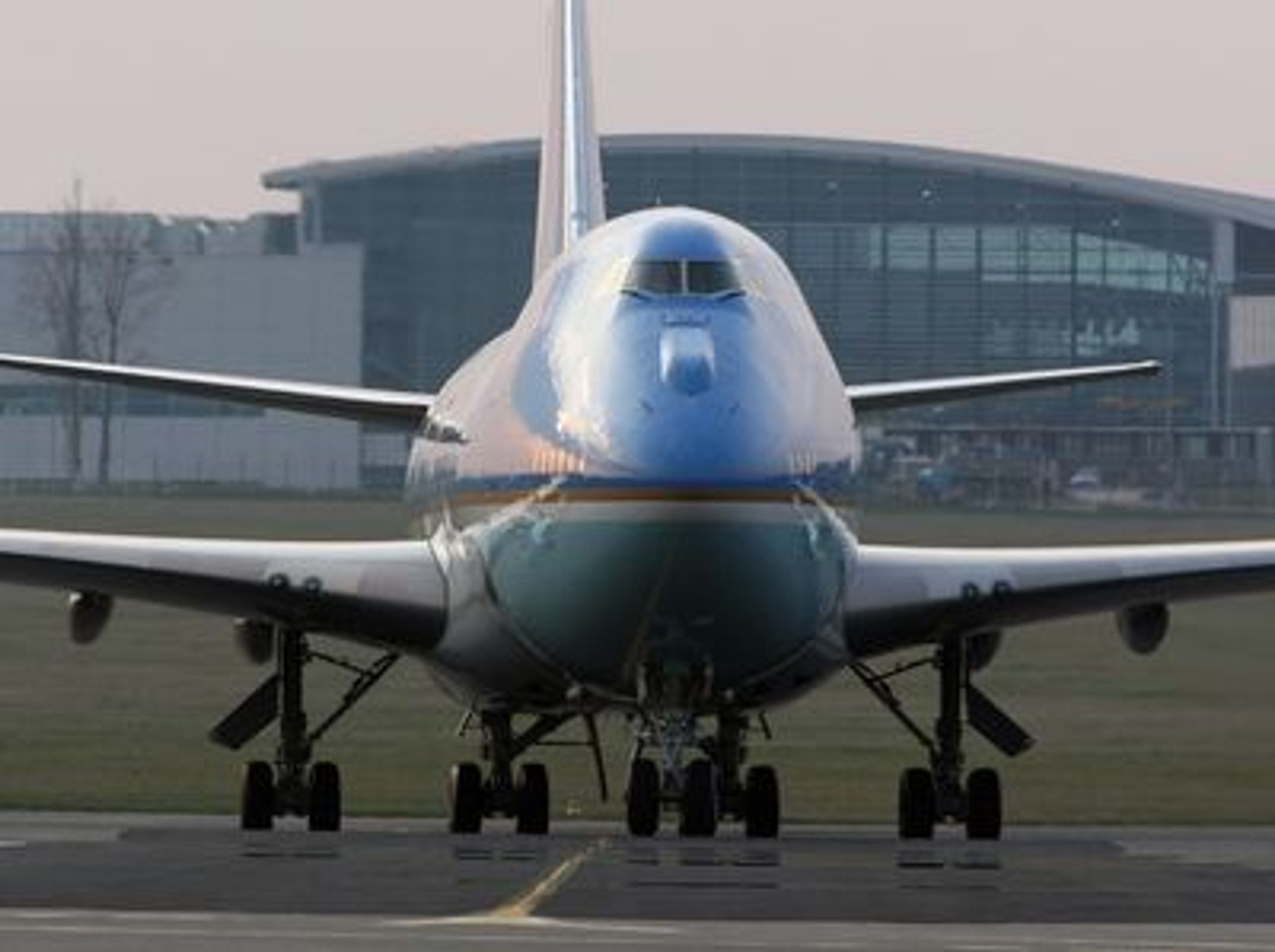 Air Force One na Ruzyni - GALERIE: Obama přiletěl do Prahy (2/9)