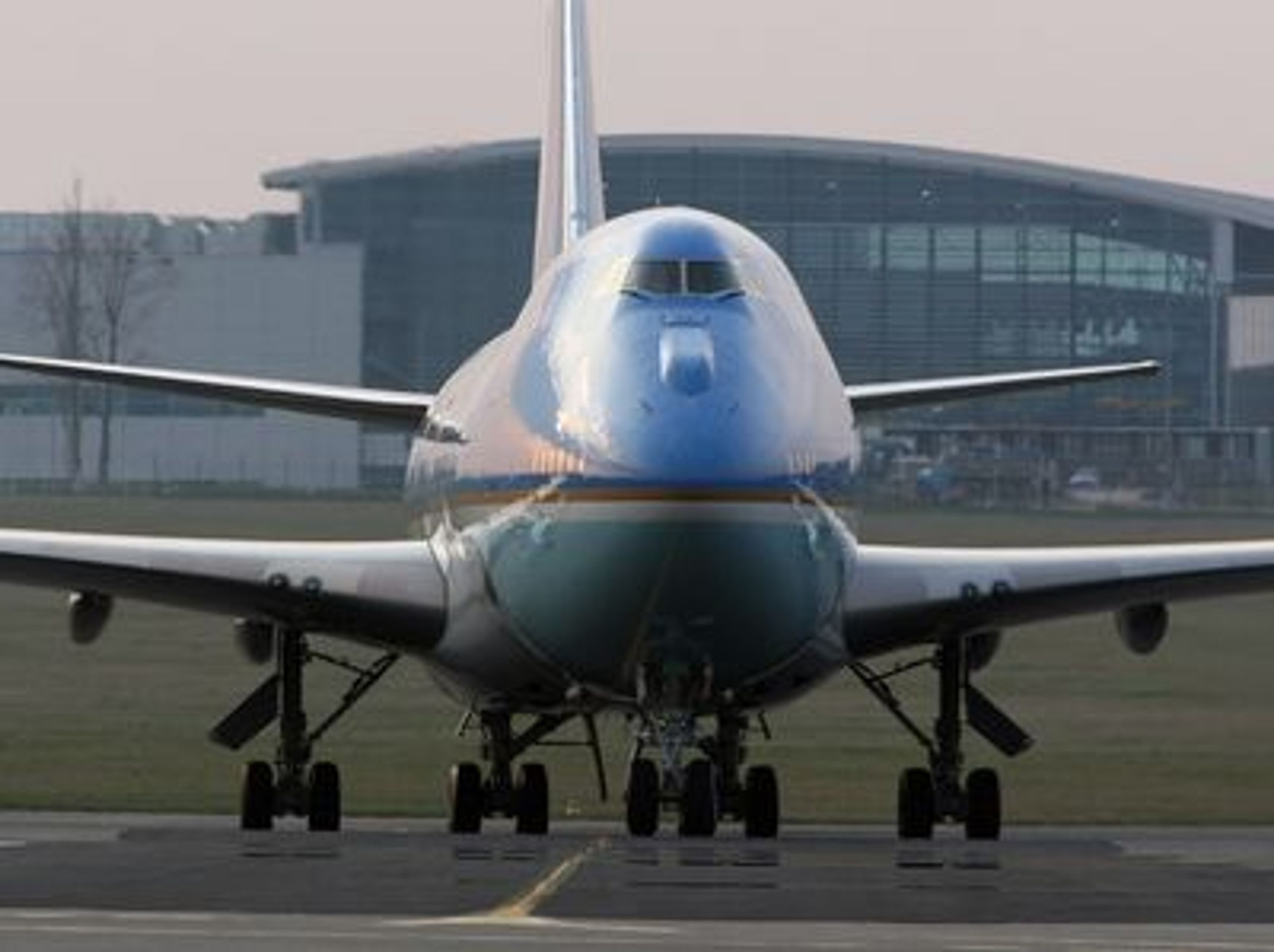 Air Force One na Ruzyni - GALERIE: Obama přiletěl do Prahy (2/5)