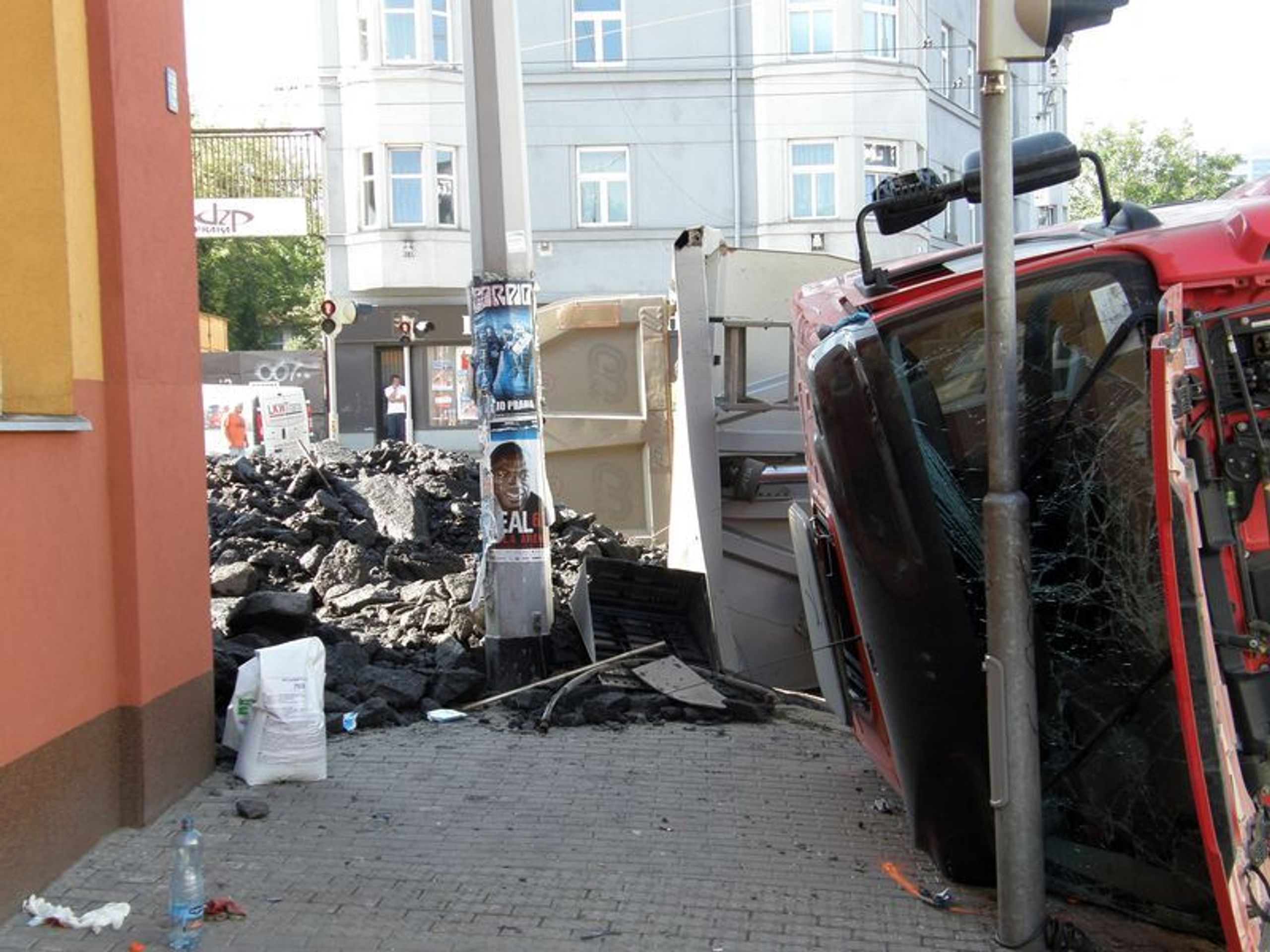 Převrácený kamion v Libni - 1 - GALERIE: Převrácený kamion v Libni (6/6)