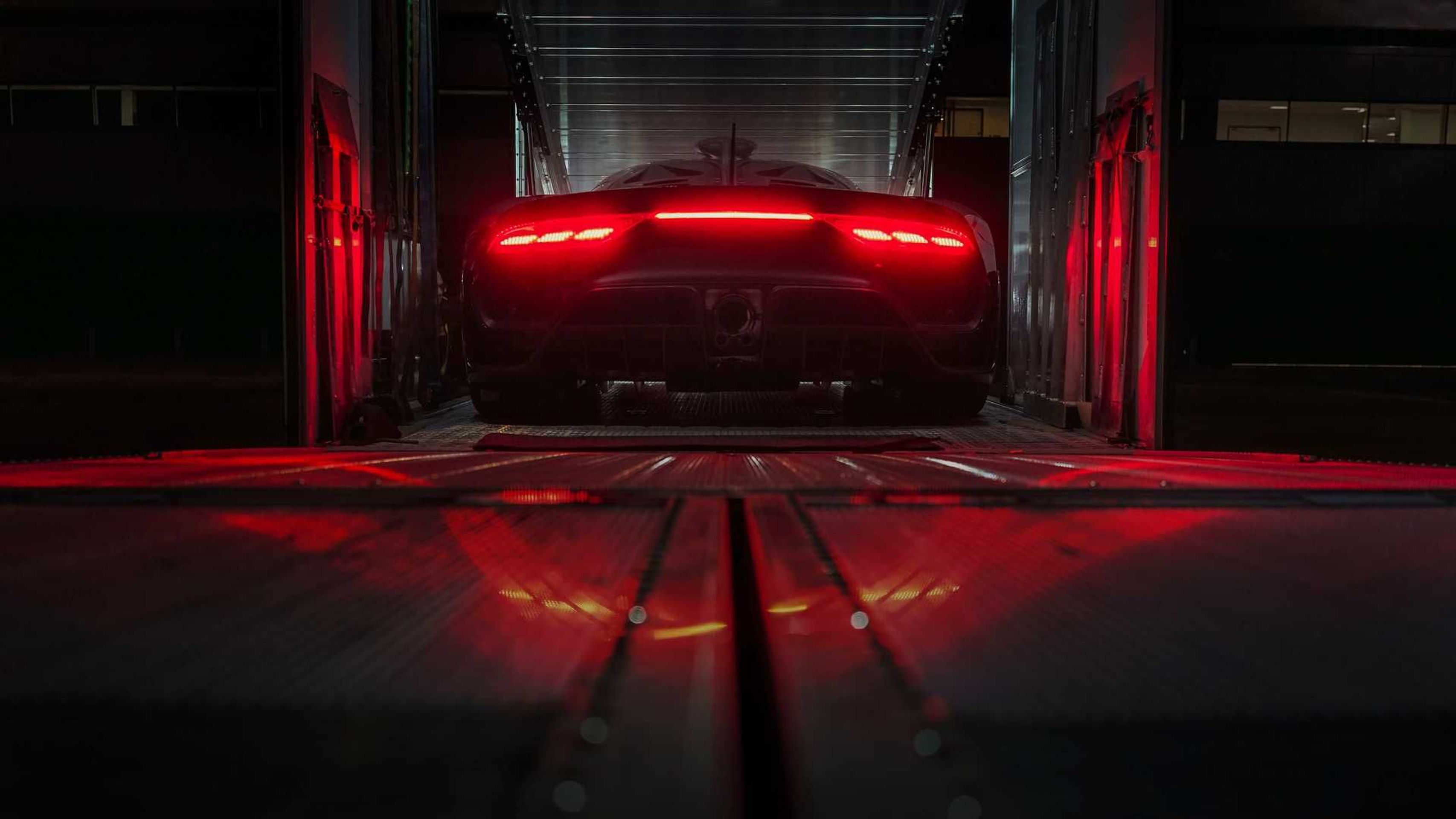 Mercedes AMG One - Bestiální Mercedes AMG One má srdce z formule (14/14)