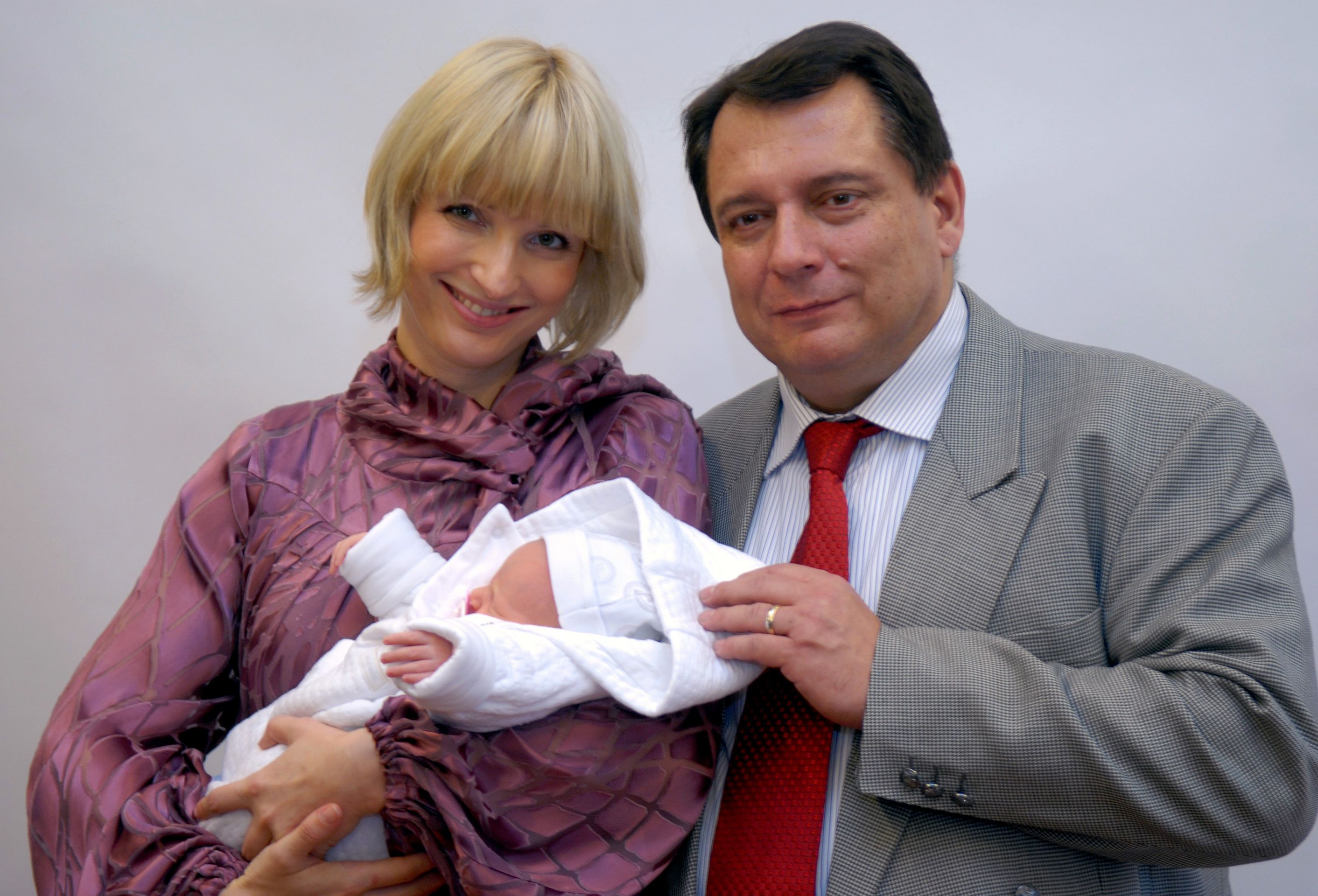 Jiří Paroubek a Petra Paroubková s dcerou Margaritou v listopadu 2009 - GALERIE: Jiří Paroubek a Petra Paroubková (3/14)