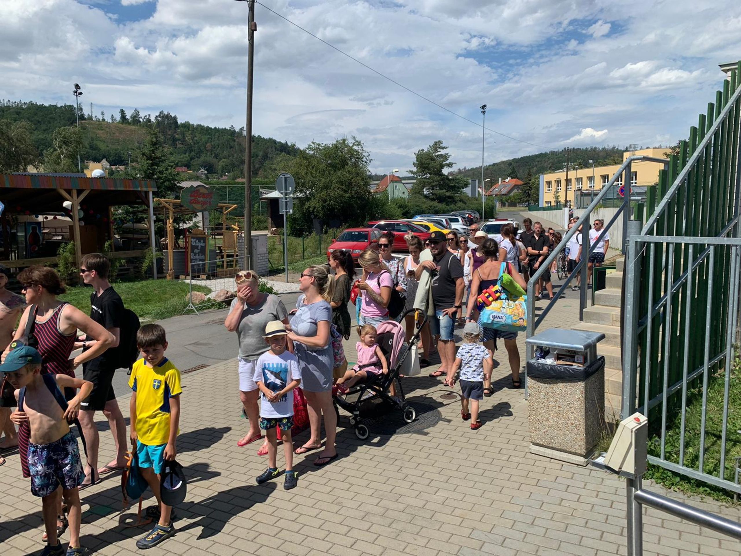 Fronta koupaliště Radotín - 1 - GALERIE: Koupaliště (8/8)