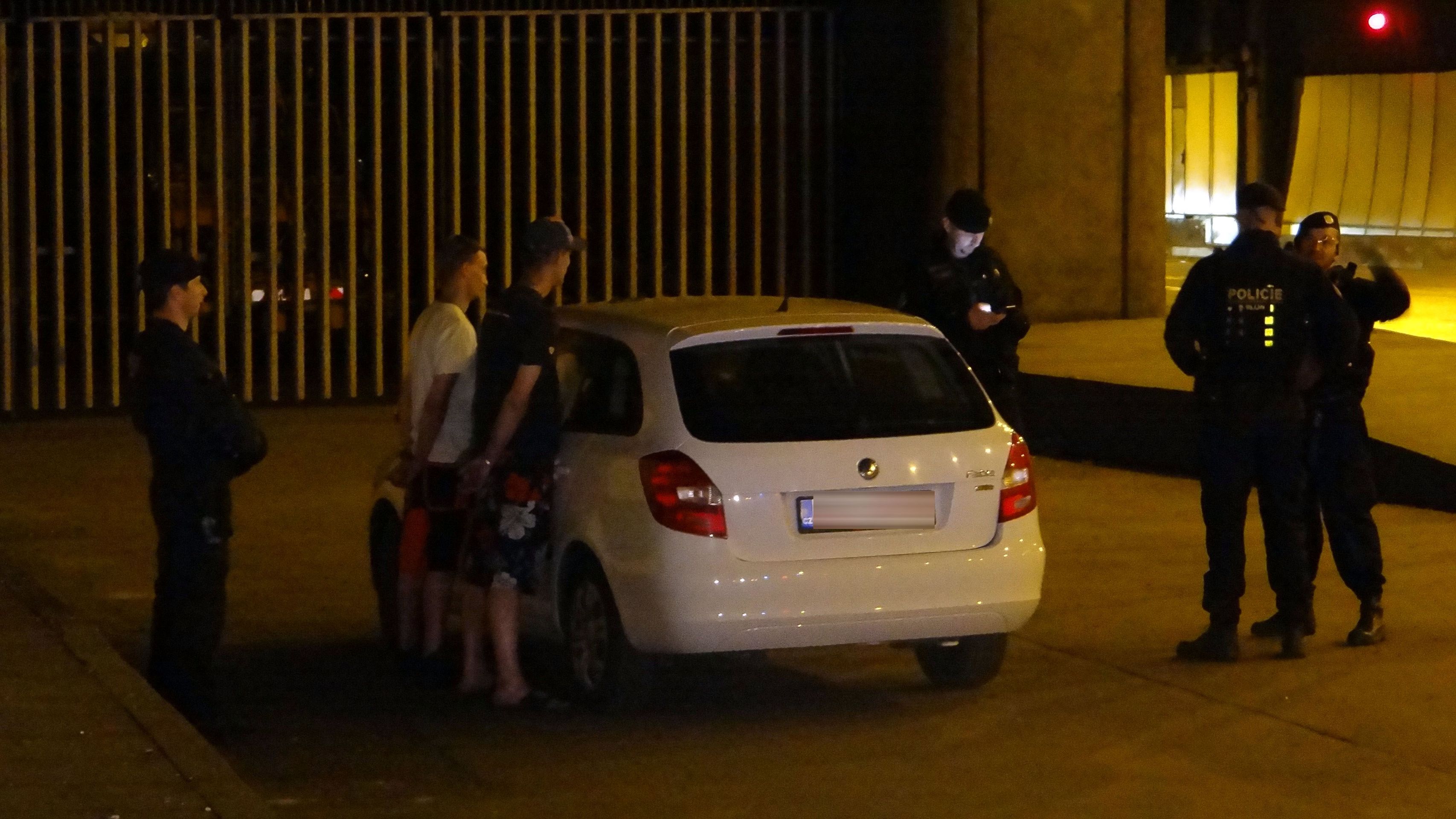 Výlet mladých mužů skončil neslavně, když jim na rukou zacvakla pouta - GALERIE: Policisté dopadli mladíky v kradeném autě (4/5)