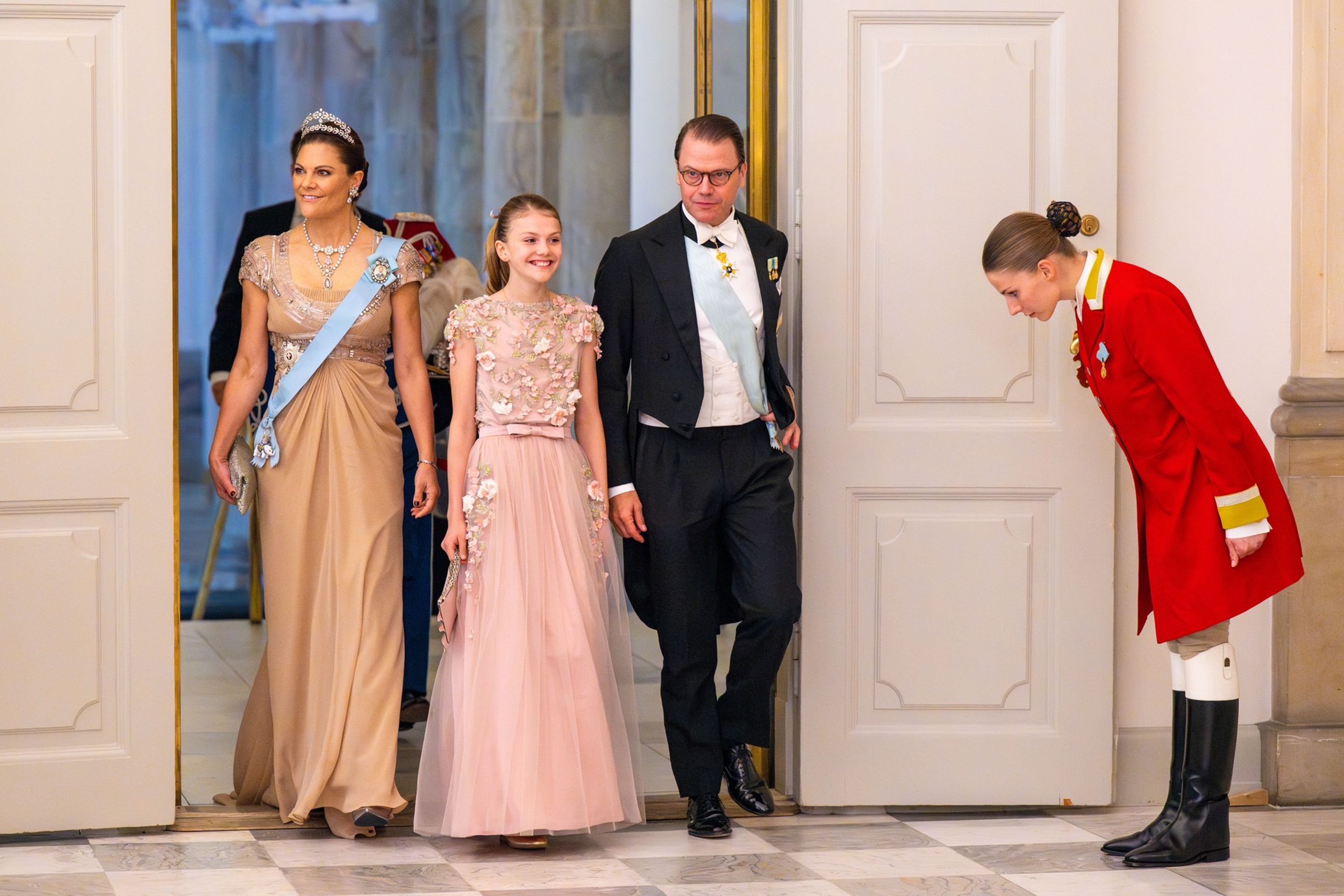 Zleva Viktorie Švédská, princezna Estelle a Daniel Švédský - Oslava 18. narozenin (4/7)