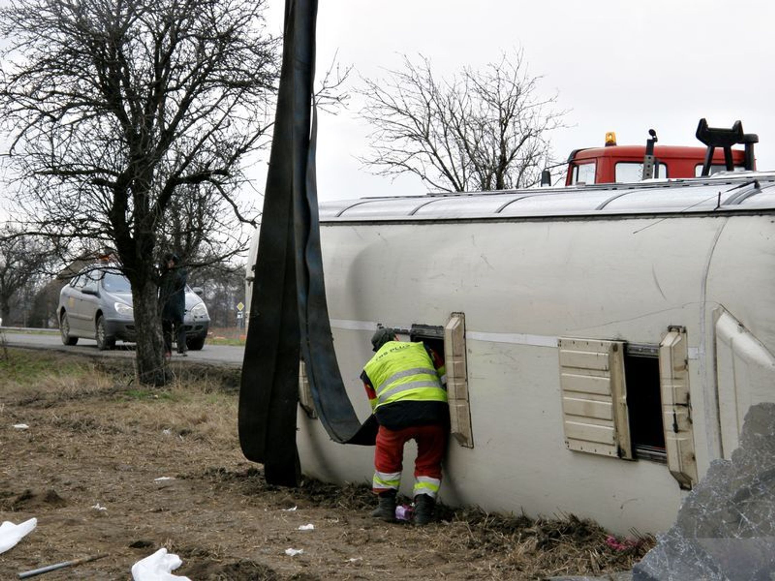 Nehoda autobusu u Říčan - Fotogalerie - Nehoda autobusu v Říčanech u Prahy (2/4)