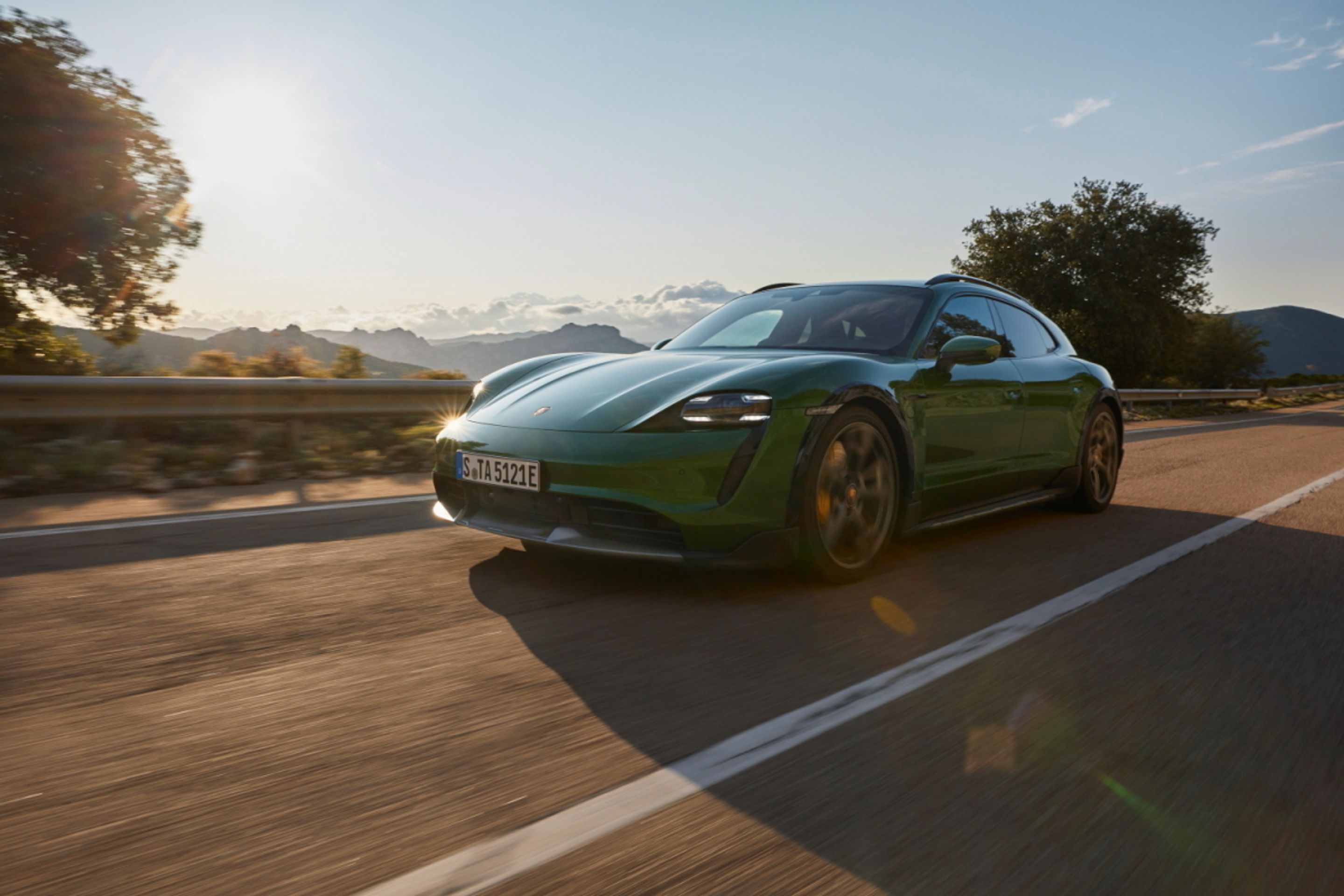 Porsche Taycan Cross Turismo - 12 - Fotogalerie: První elektrický kombík - Porsche Taycan Cross Turismo (4/19)