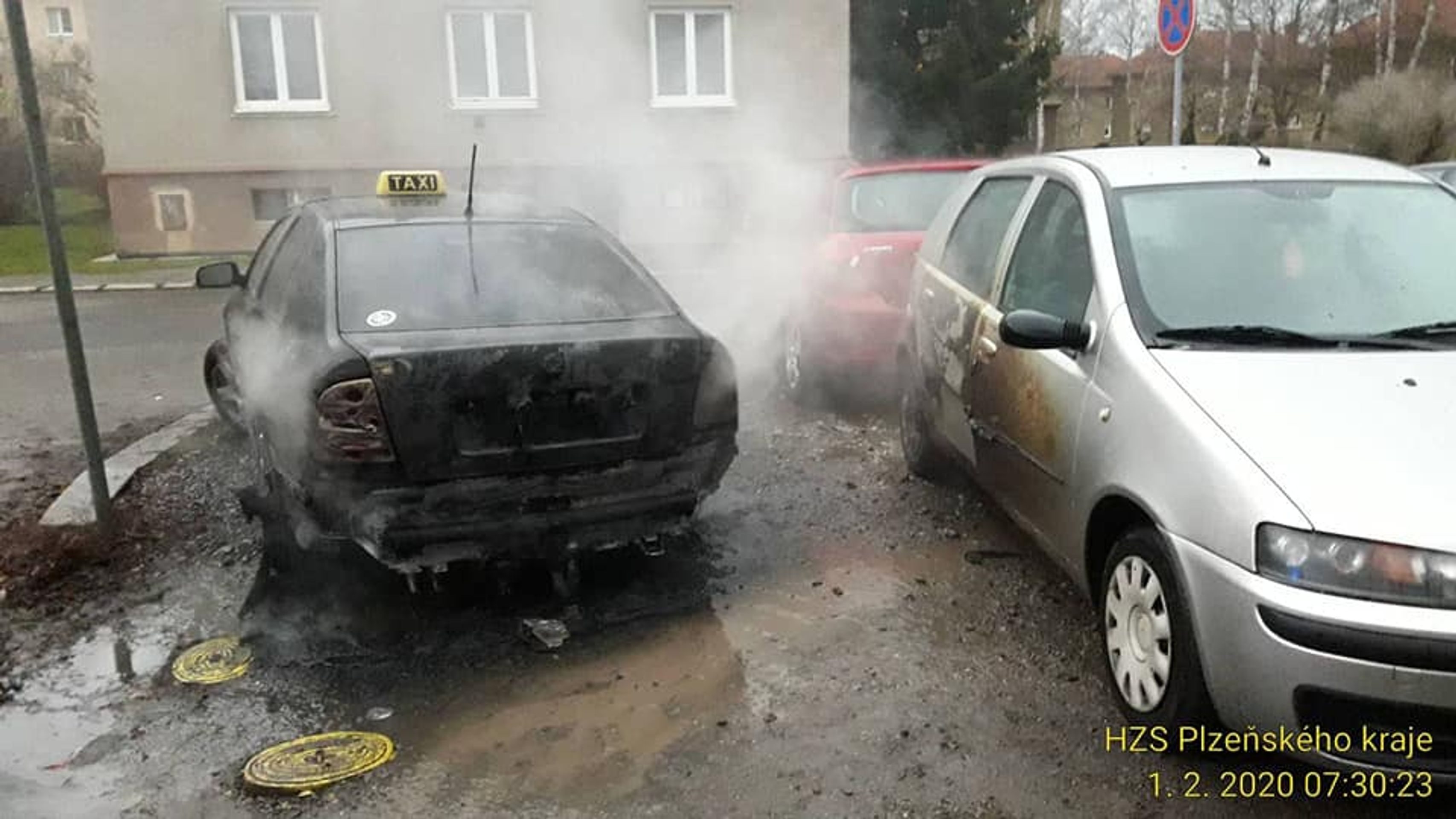 Požár taxíku v Rokycanech - GALERIE: Hasiči v Praze a západních Čechách likvidovali požáry aut (7/7)