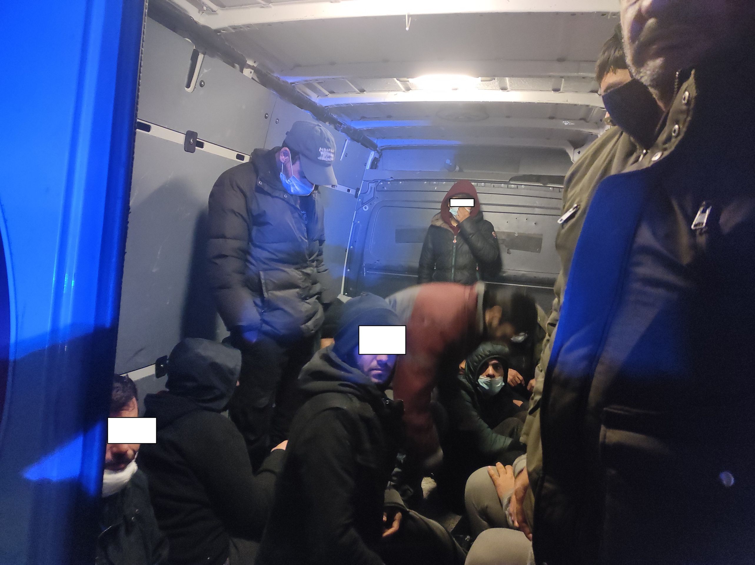 Migranti na D1 - GALERIE: Migranti v dodávce (3/4)