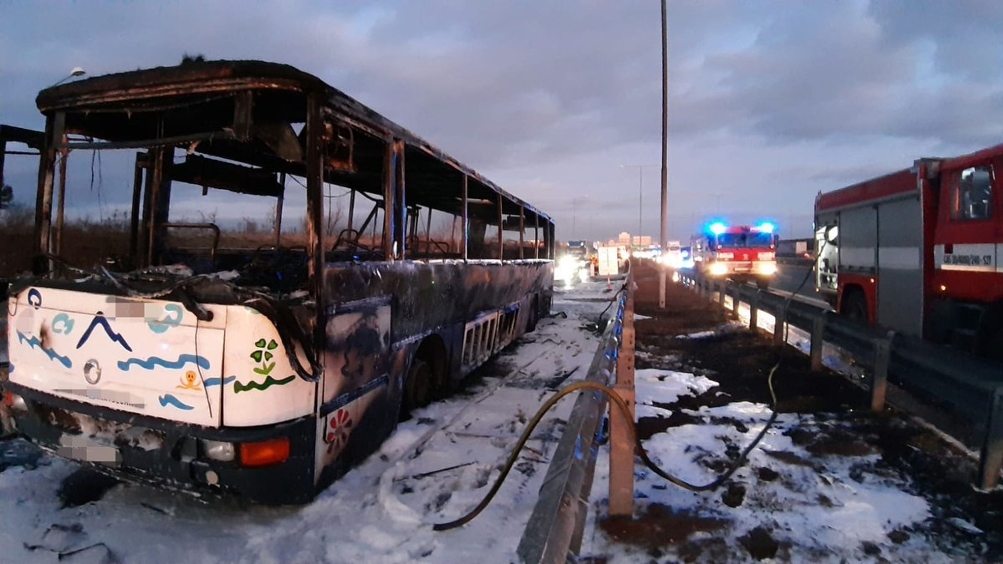 U Prahy shořel příměstský autobus - 4 - GALERIE: U Prahy shořel příměstský autobus (1/4)