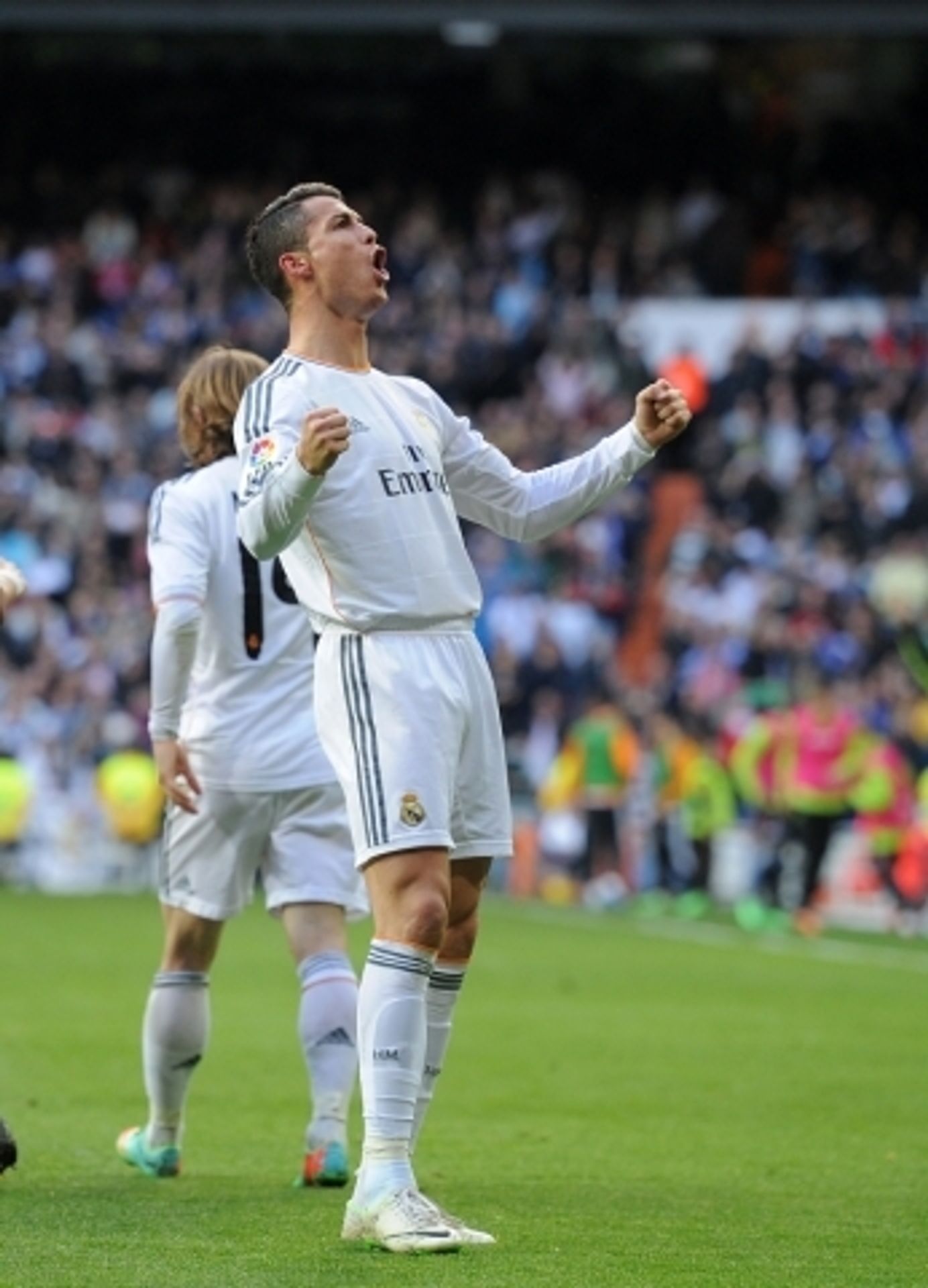 Cristiano Ronaldo ukázal na Santiago Bernabeu Zlatý míč - 3 - GALERIE: Cristiano Ronaldo ukázal na stadionu Zlatý míč (9/12)