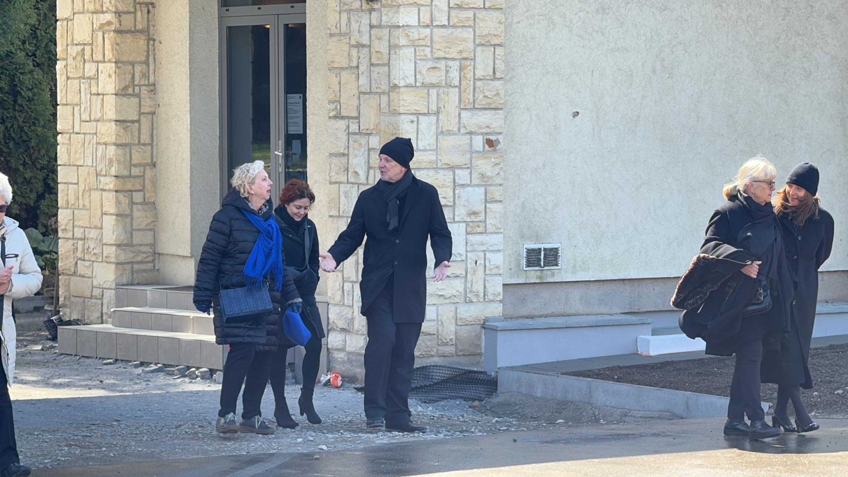 Lucia Šoralová a Ondřej Soukup na pohřbu Josefa Laufera (2) - Pohřeb Josefa Laufera (18/19)