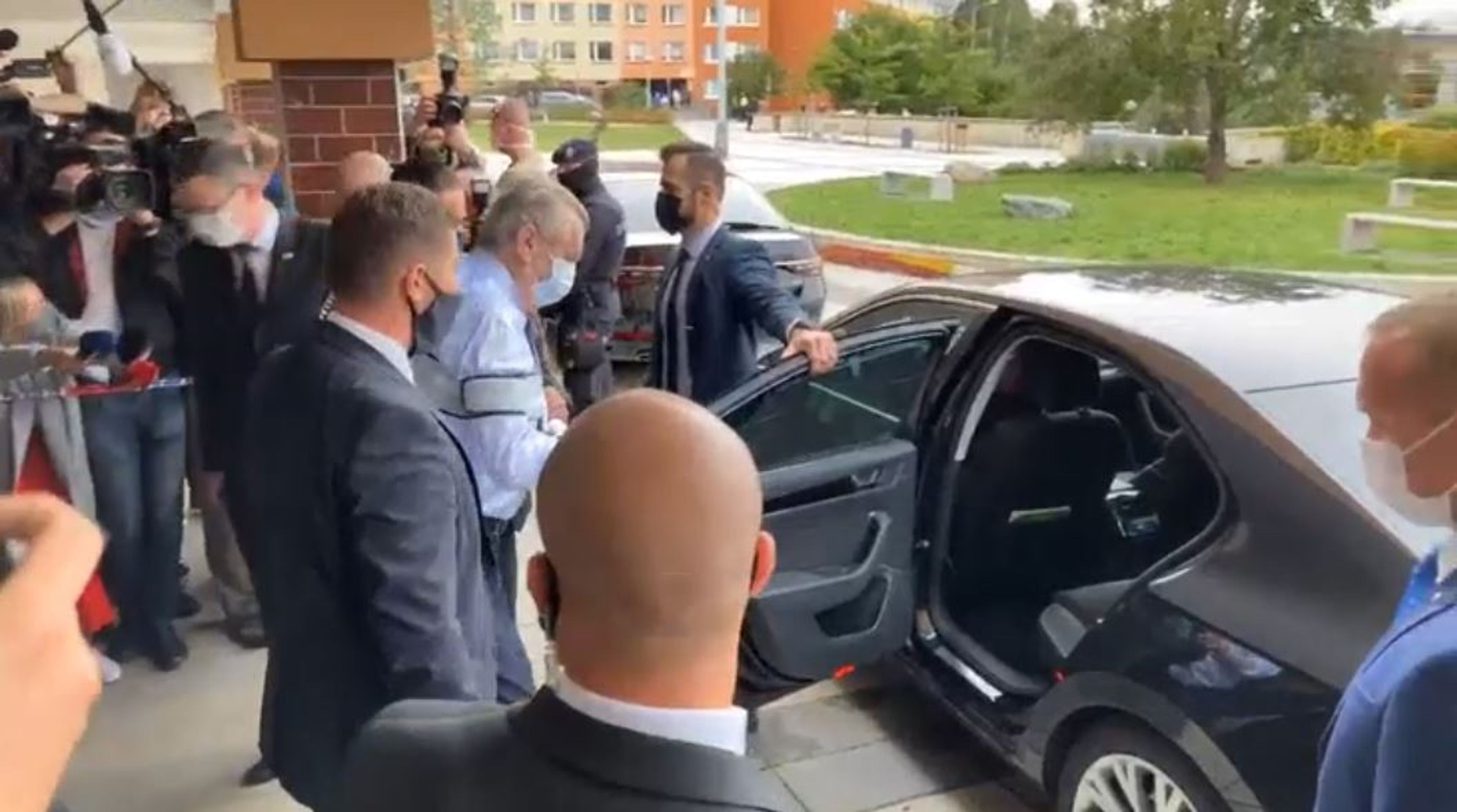 Miloš Zeman u voleb - GALERIE: Volby do krajských zastupitelstev a doplňovací do třetiny Senátu (6/6)
