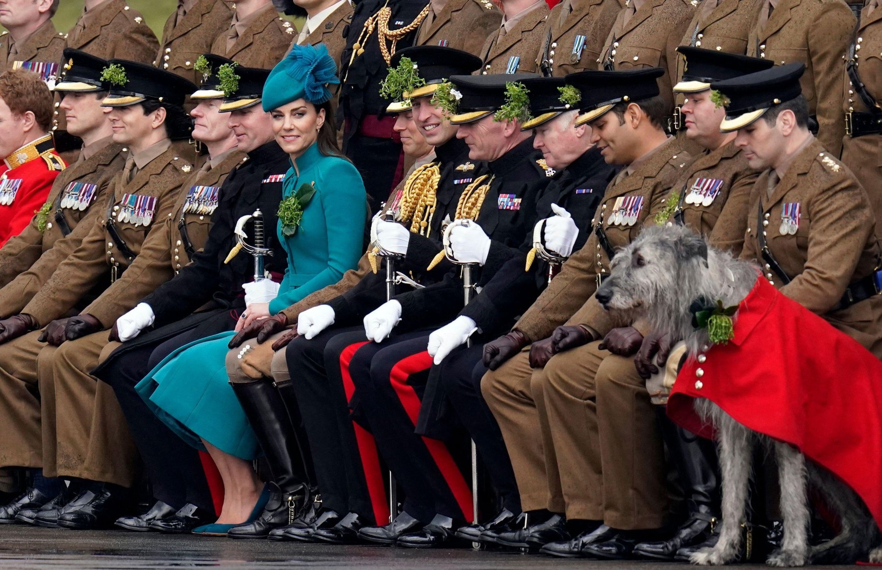 Kate a William na oslavách Dne sv. Patrika s Irskými gardami - Kate a William na oslavách Dne sv. Patrika s Irskými gardami (3/5)