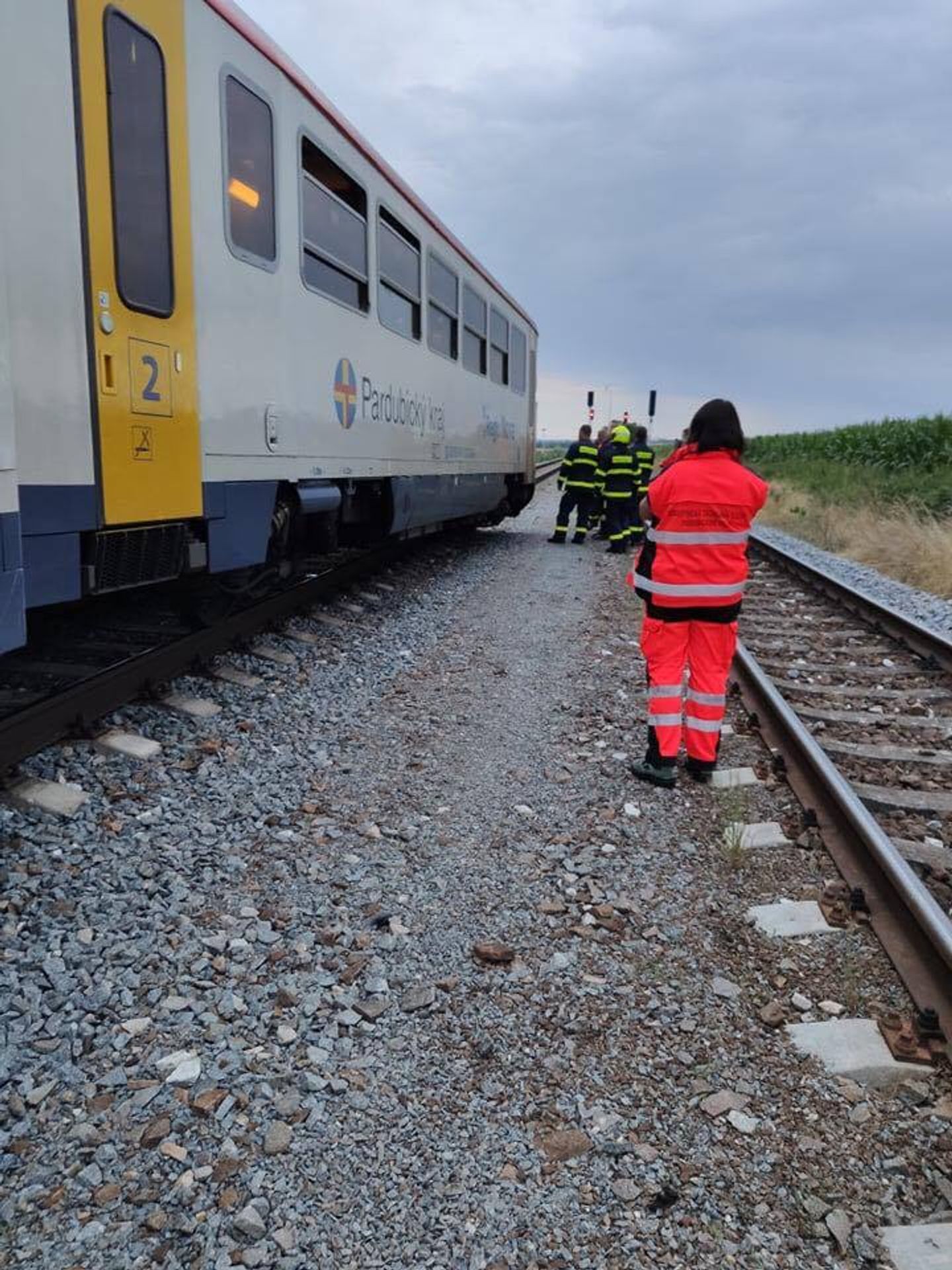 V Medlešicích na Chrudimsku vykolejil vlak - 3 - GALERIE: Vykolejený osobní vlak v Medlešicích na Chrudimsku (4/6)