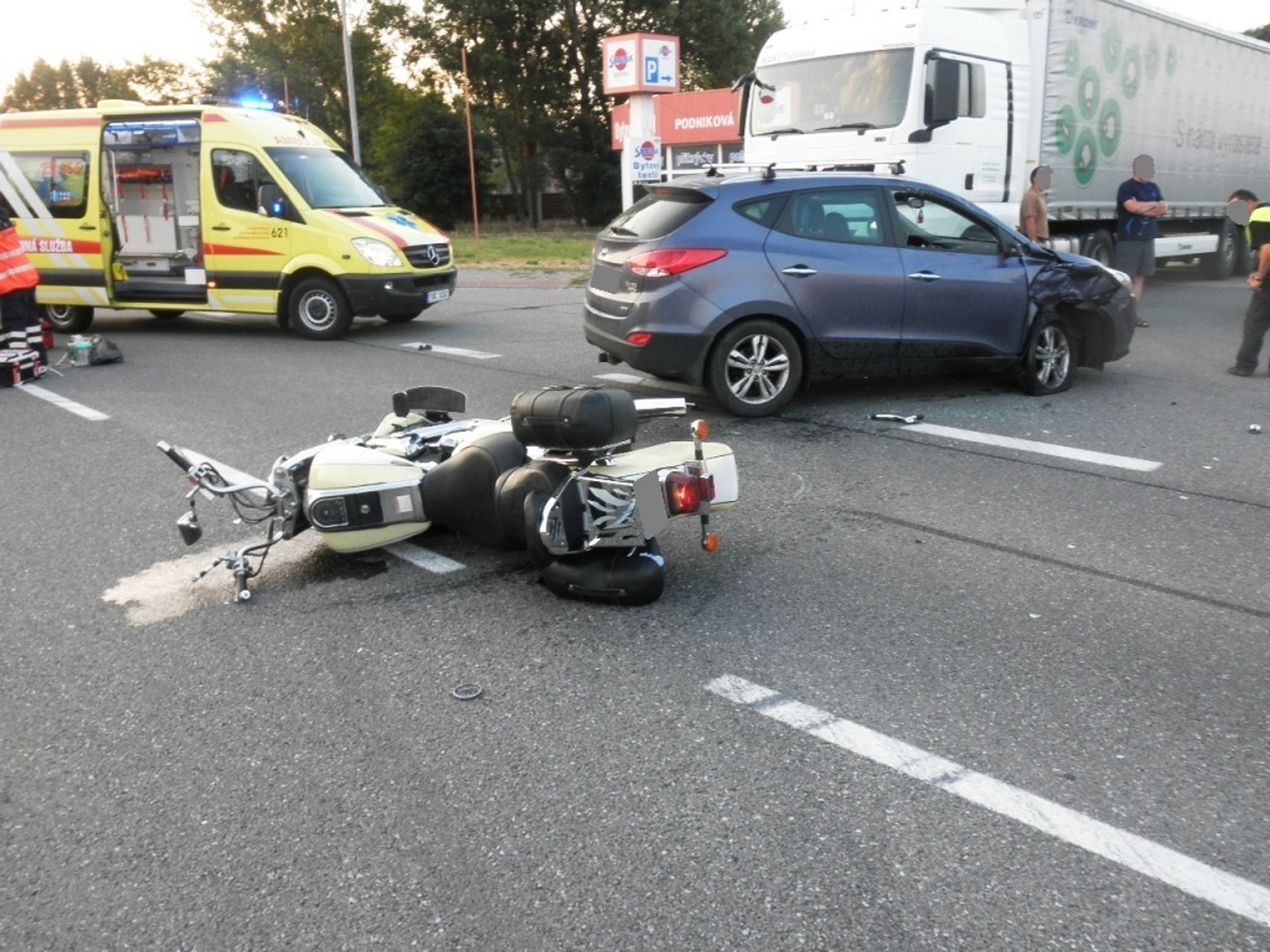 Nehoda motorkáže s osobním automobilem ve Bzenci - 9 - GALERIE: Nehoda motorkáže s osobním automobilem ve Bzenci (9/10)