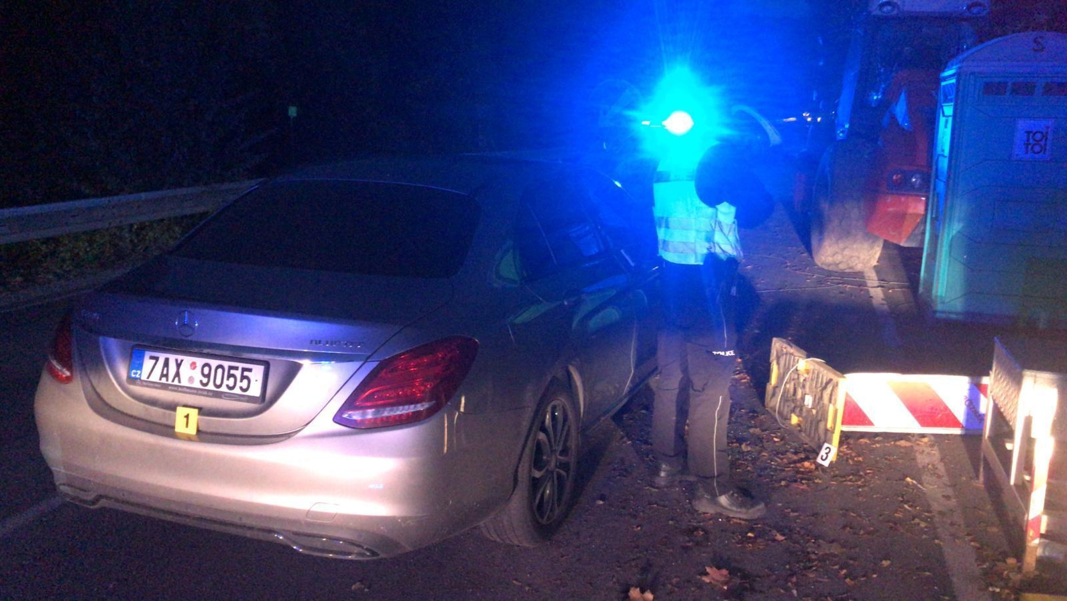 Pronásledovaný řidič vyskočil z auta a uplaval do Vltavě - 6 - GALERIE: Pronásledovaný řidič vyskočil z auta a uplaval po Vltavě (1/5)
