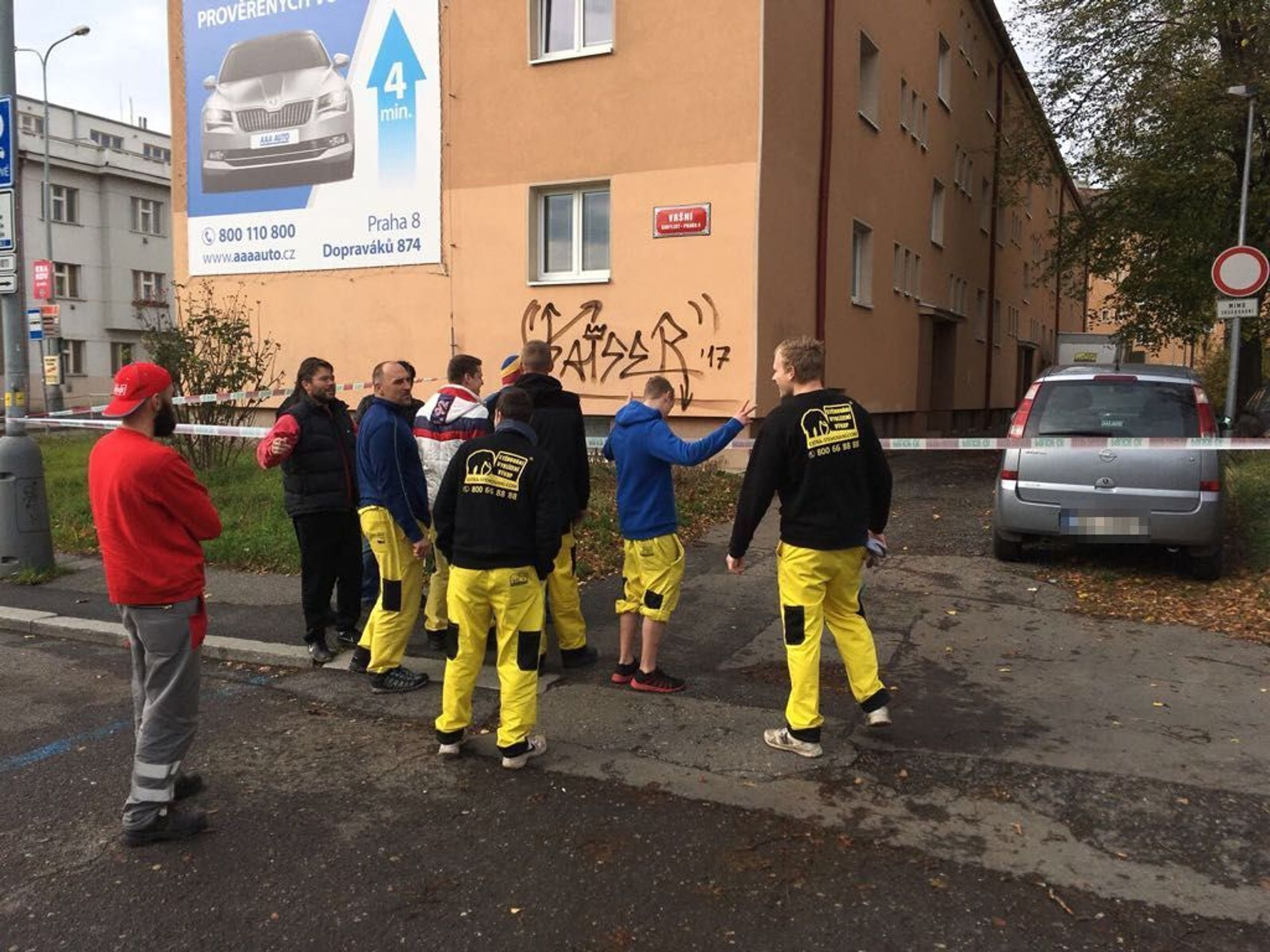 Zásah exekutorů v Kobylisích - 4 - GALERIE: Policejní zásah v Kobylisích (3/7)
