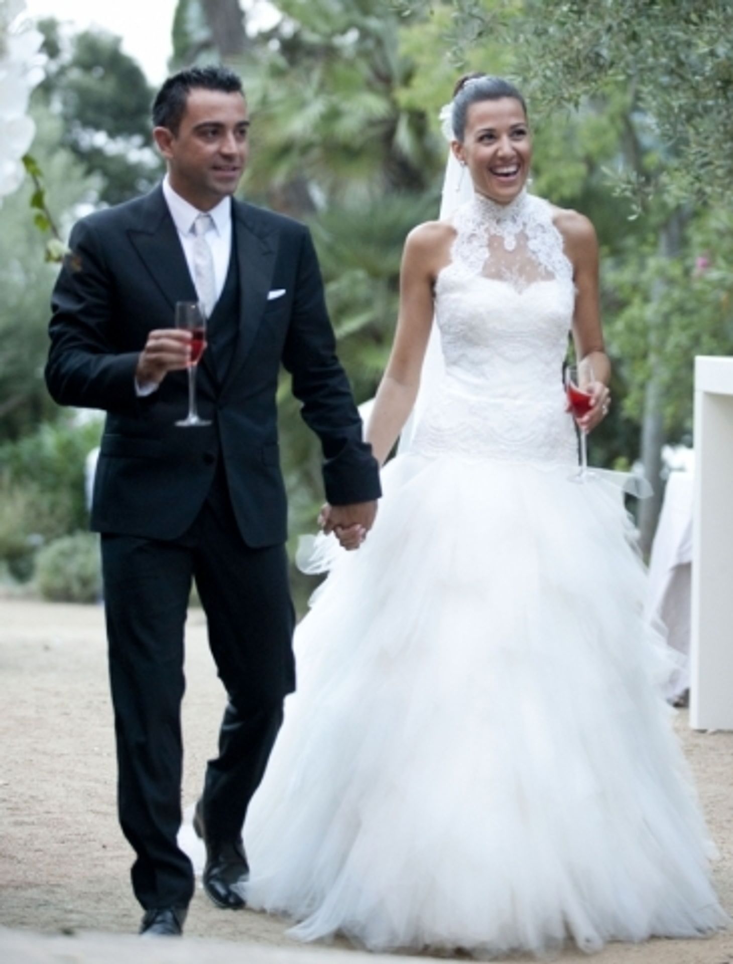 Svatba Xaviho Hernandeze - 11 - GALERIE: Hvězdy Barcelony ukázaly na Xaviho svatbě krásné manželky (7/15)