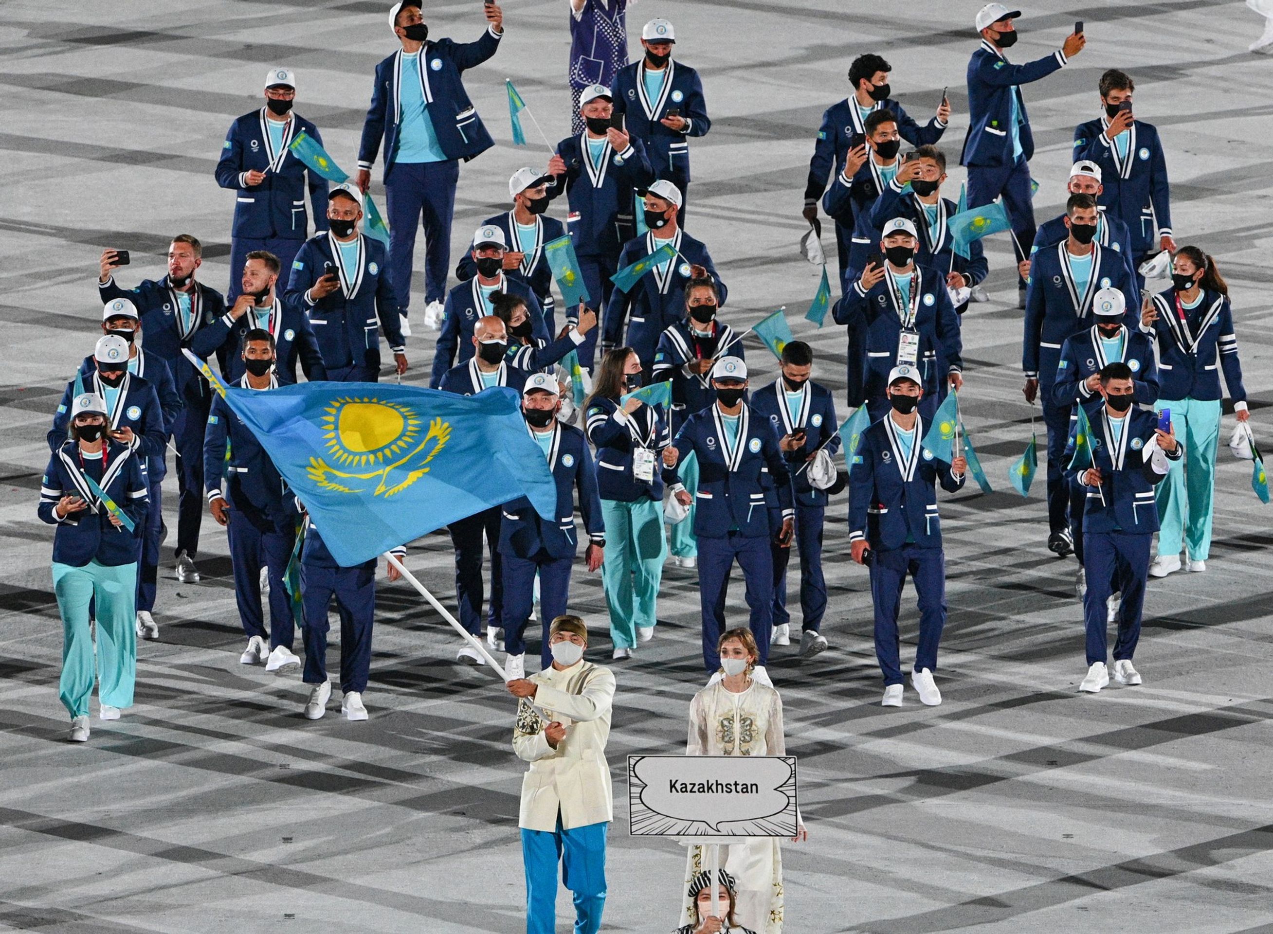 Kazaši nastoupili v kšiltovkách s oblečením v námořnickém stylu - Galerie: Originální outfity při zahajovacím olympijském ceremoniálu (17/18)