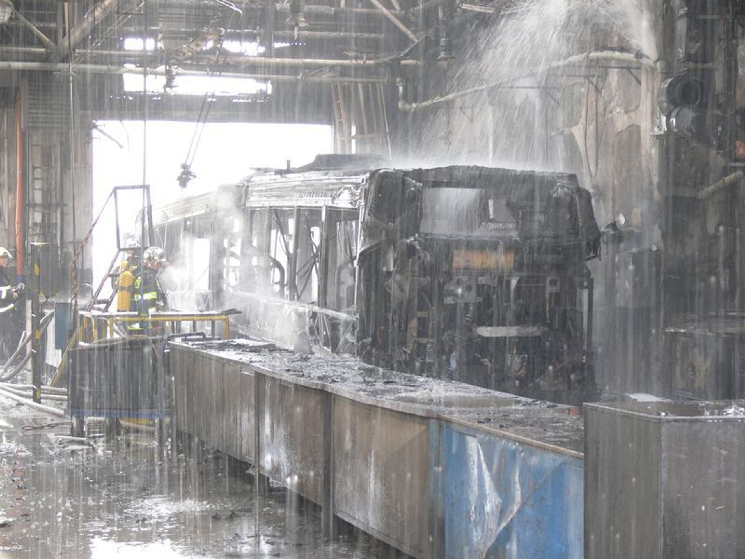 Shořelý autobus dopravního podniku - Fotogalerie - shořelý autobus DPP (2/6)