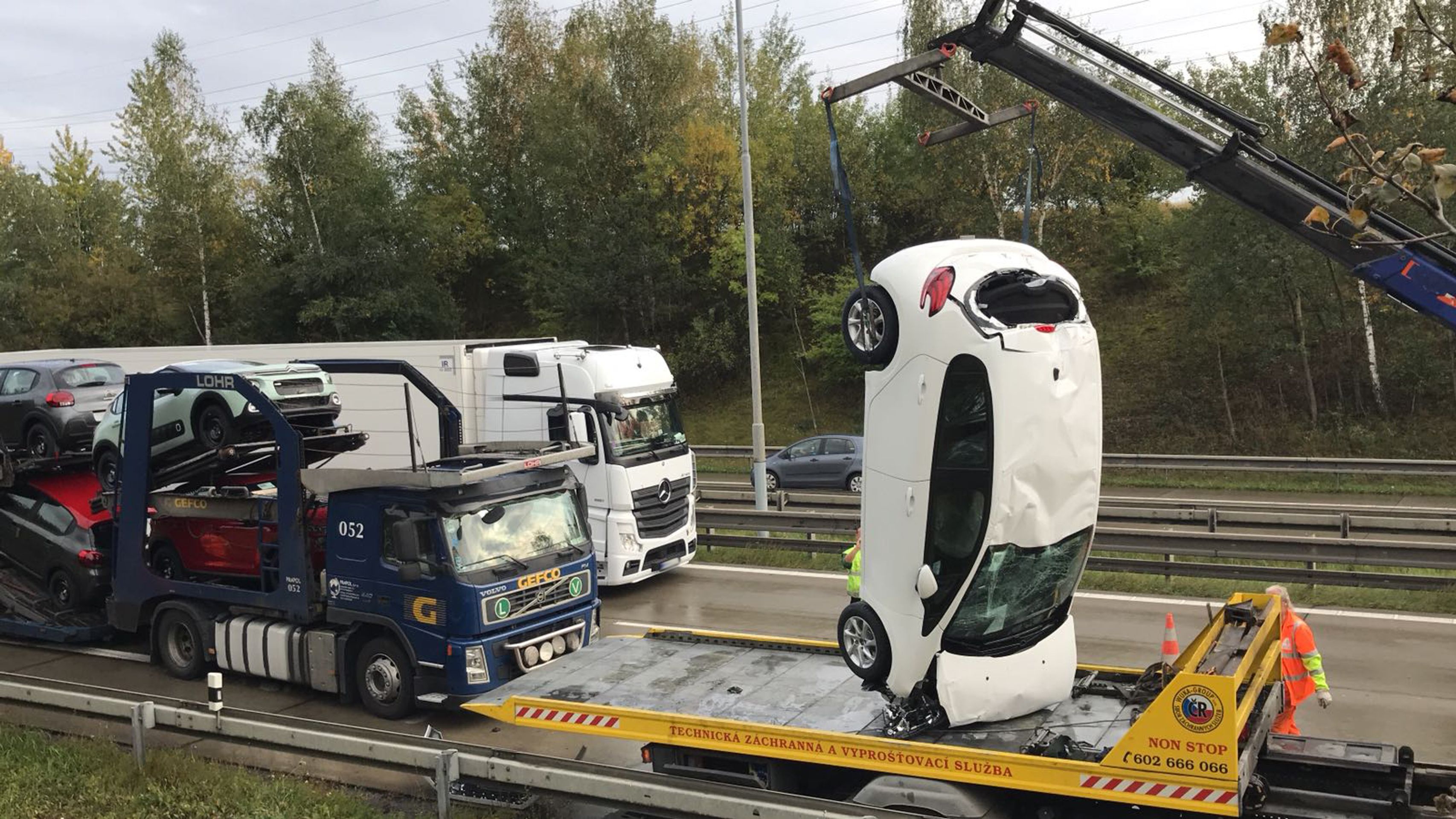 Pád vozidla z nákladního automobilu na Pražském okruhu - 4 - GALERIE: Pád vozidla z nákladního automobilu na Pražském okruhu (4/7)