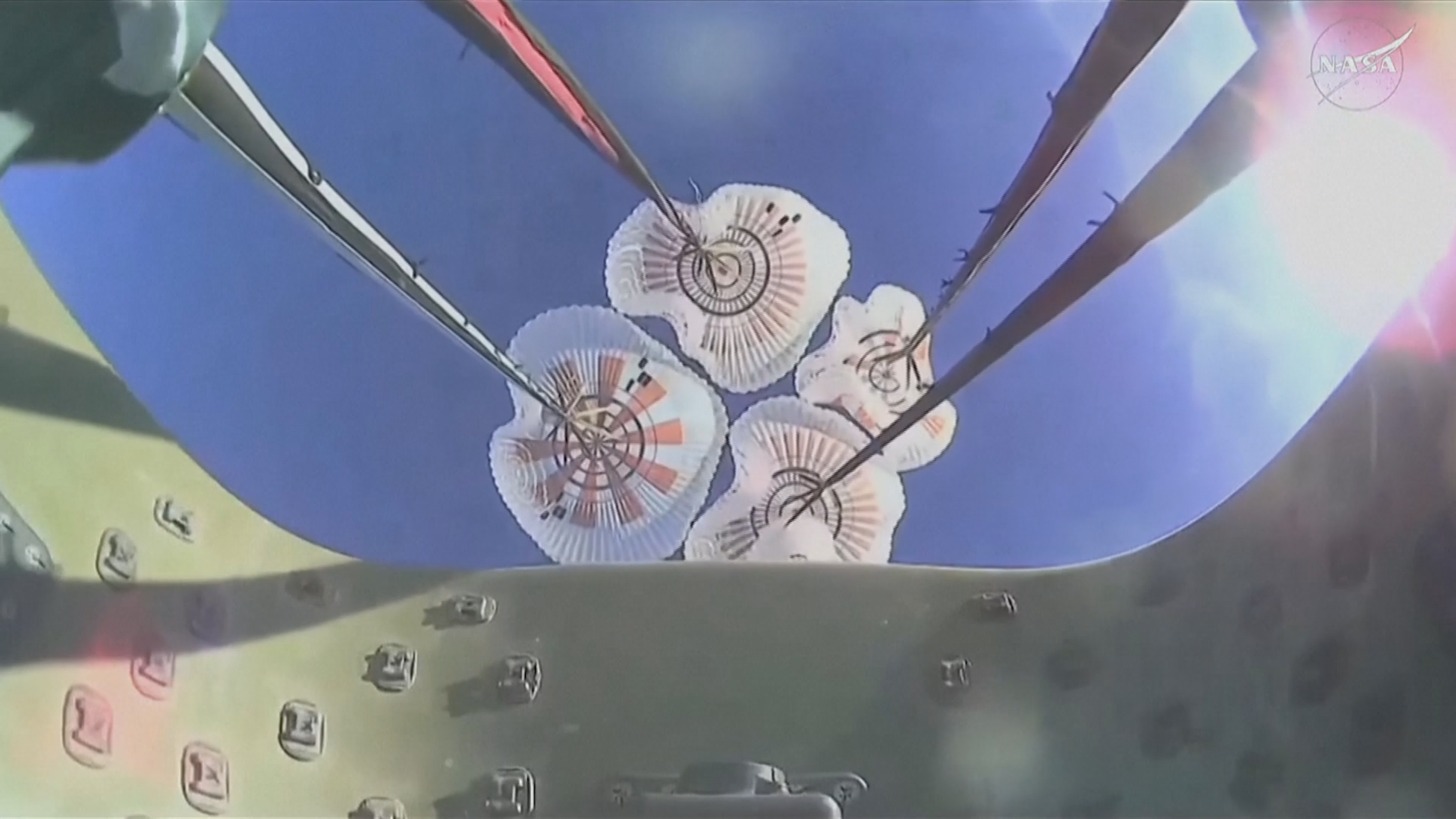 Astronauti Wilmore a Williamsová se po devíti měsících na ISS vrátili domů - Návrat astronautů na Zemi (6/14)