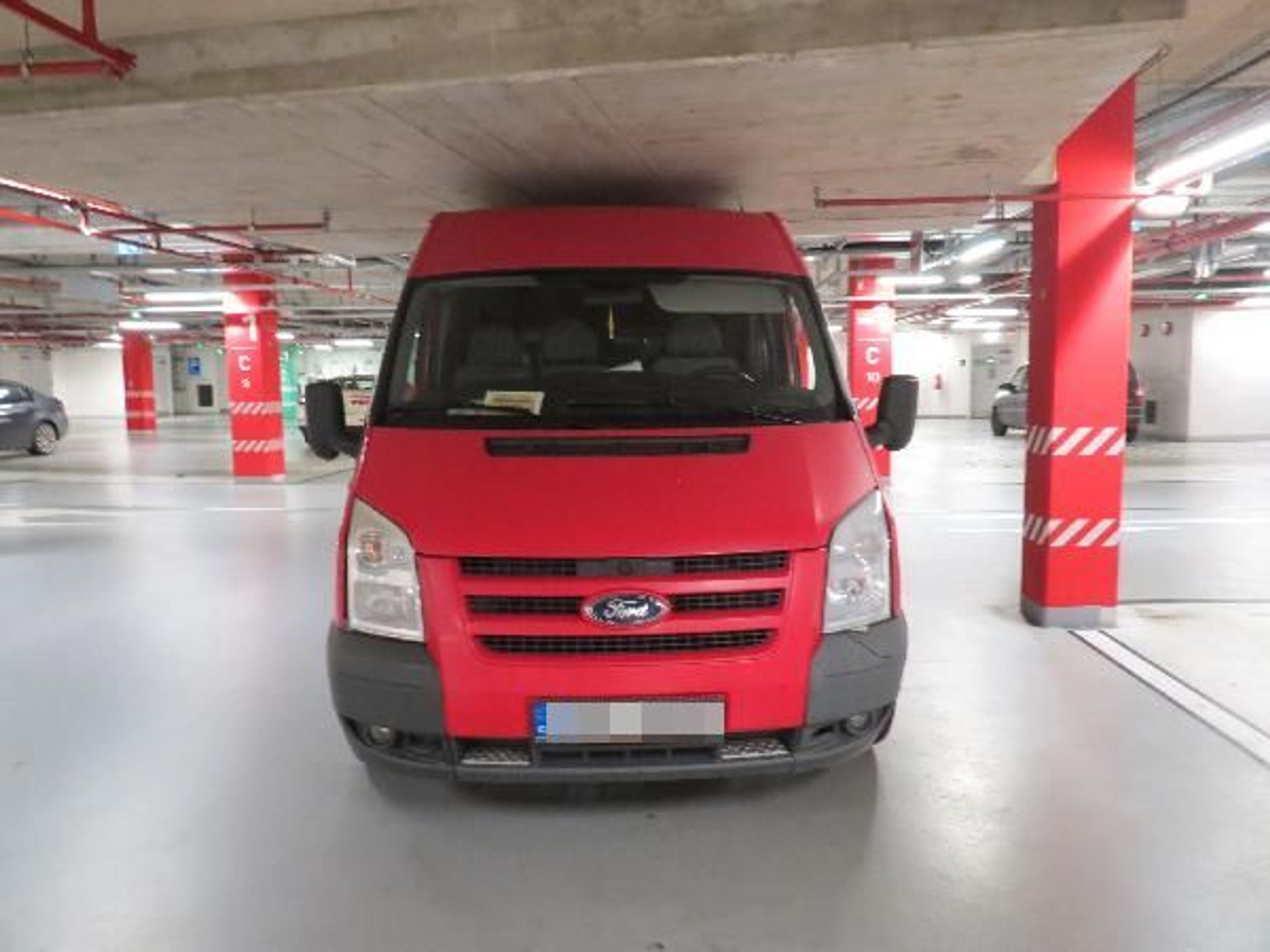 Opilý mladík dodávkou poničil vybavení podzemních garáží - 1 - GALERIE: Opilý mladík v dodávce poničil vybavení podzemních garáží (4/4)
