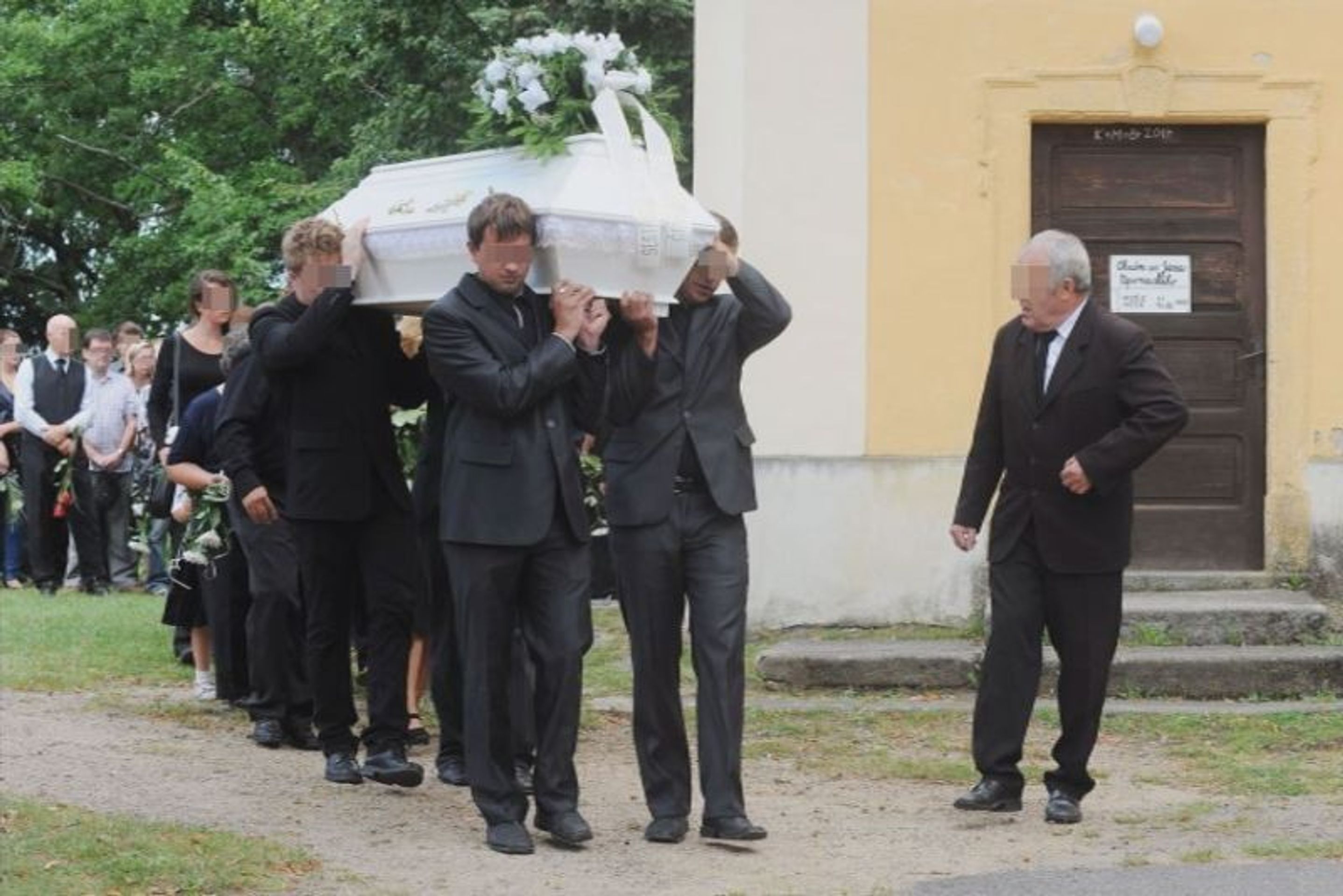 Pohřeb Marie - 12 - Velká fotogalerie z pohřbu Marušky, kterou zabilo BMW (3/14)