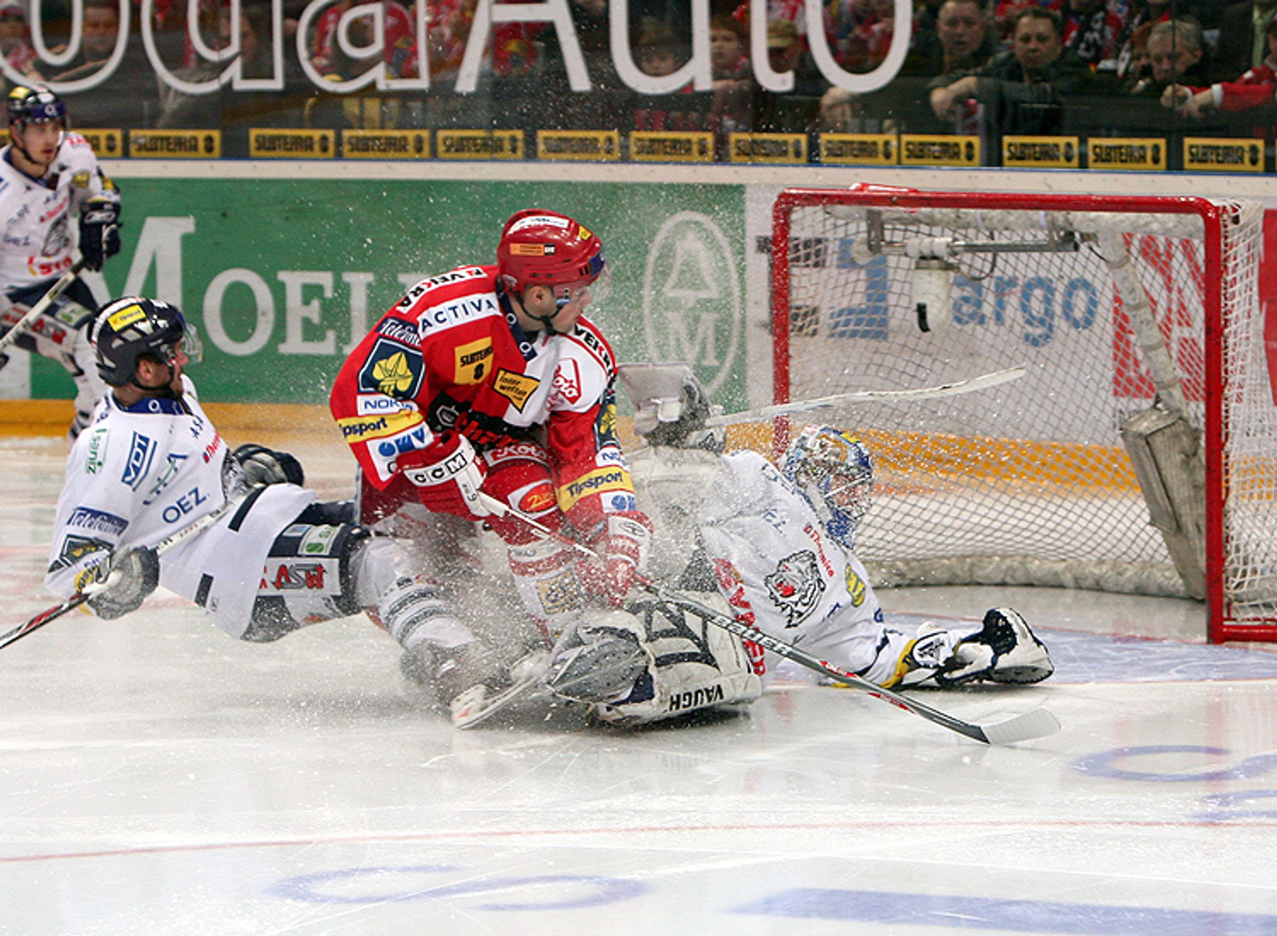 HC Slavia Praha - Bílí Tygři Liberec 5:1  - Video: Slavie je spokojena, vede 3:2 (3/8)