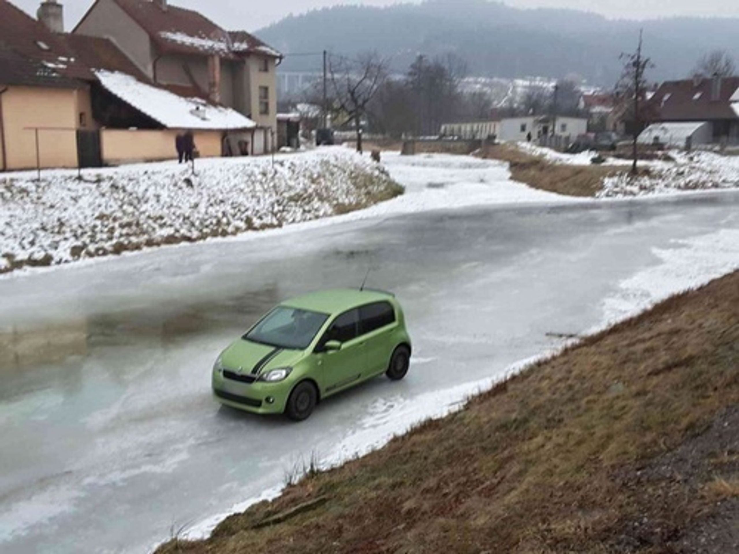 Auto uvízlo na zamrzlé řece - 2 - GALERIE: Auto uvízlo na zamrzlé řece (2/7)