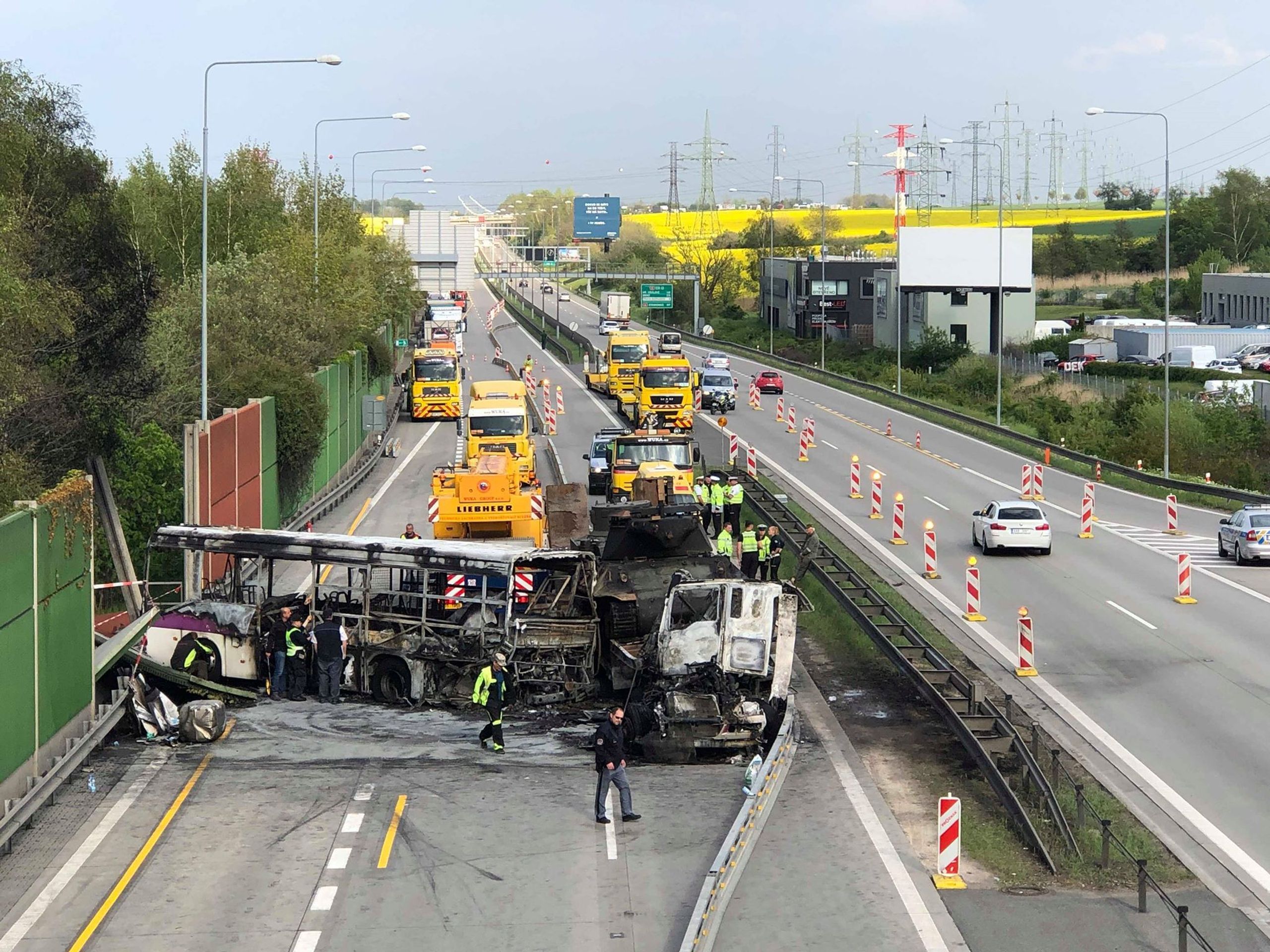 Odklízení trosek na Pražském okruhu - 2 - GALERIE: Nehoda autobusu a kamionů na pražském okruhu (25/30)