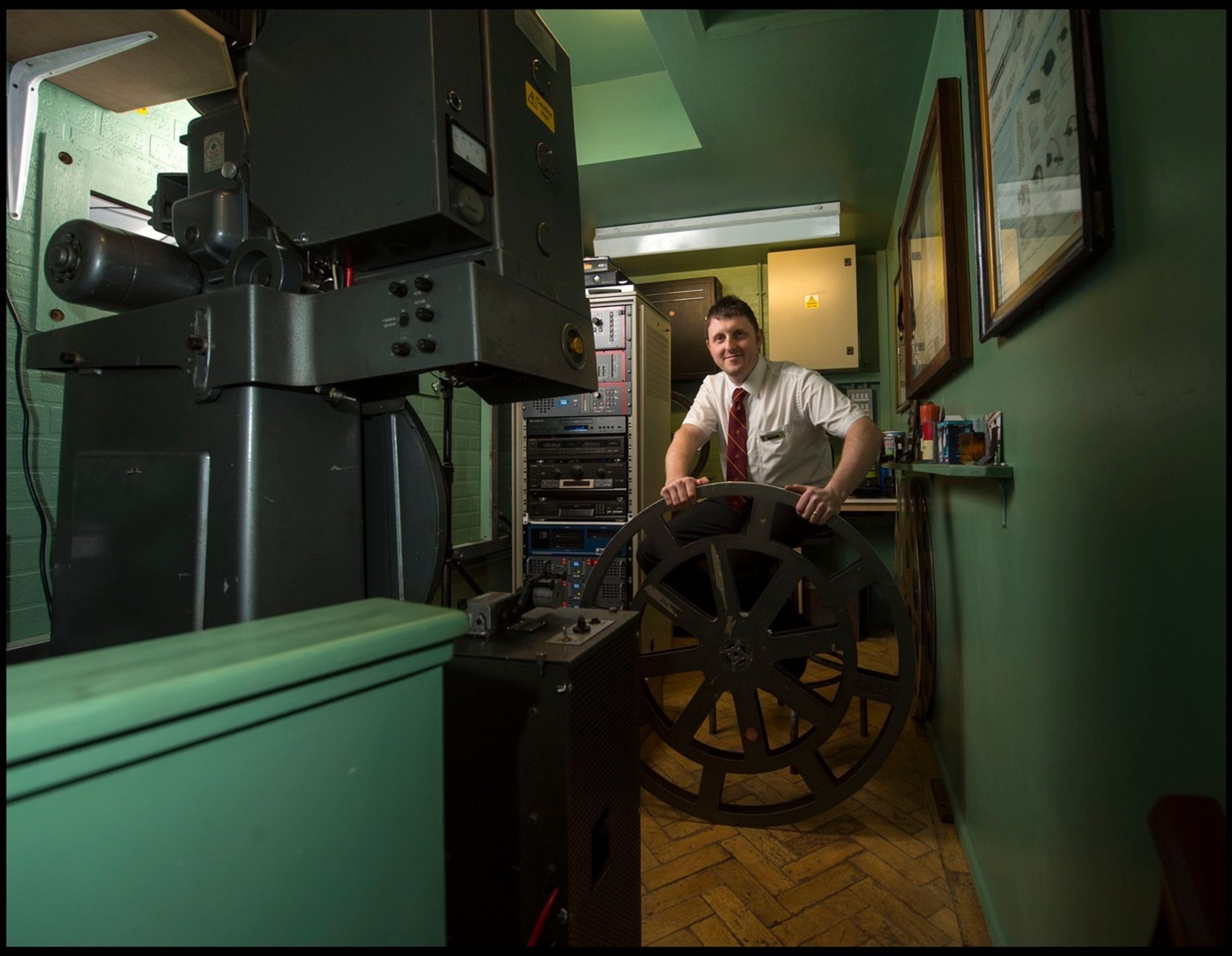 Muž si na zahradě postavil kino - 2 - GALERIE: Muž si na zahradě postavil kino (2/5)