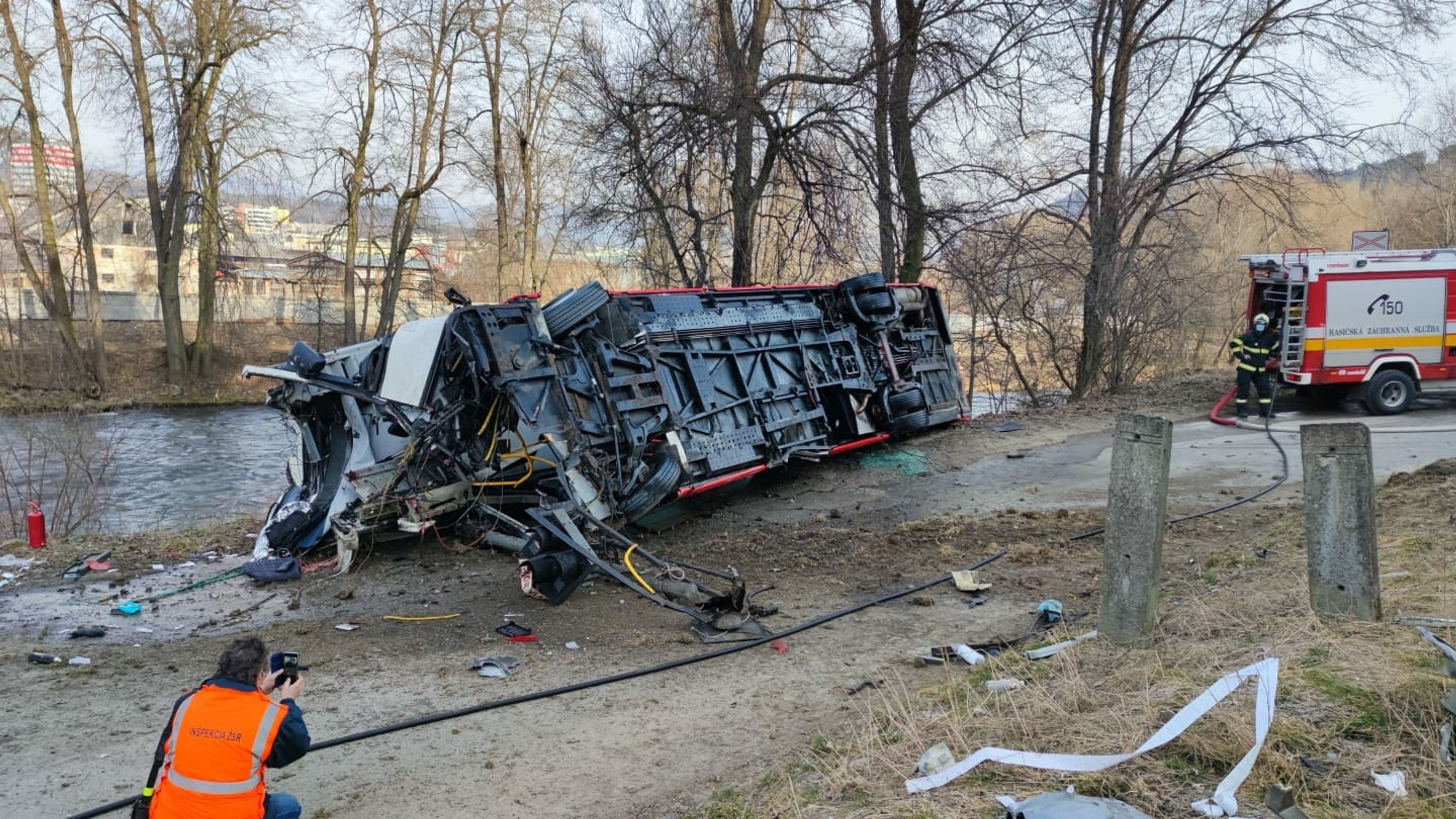 Srážka autobusu s vlakem na železničním přejezdu na Slovensku - 6 - GALERIE:Srážka autobusu s vlakem na železničním přejezdu na Slovensku (6/12)