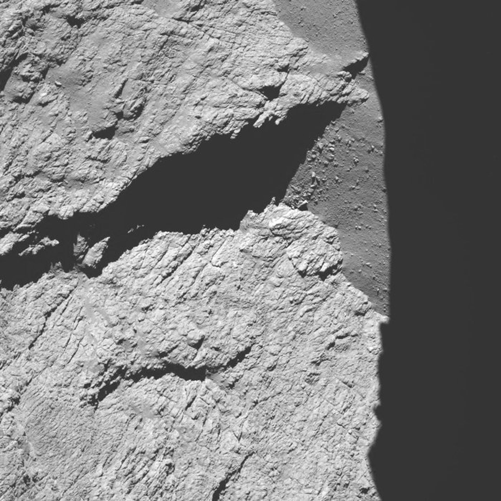 Detailní snímek komety z výšky 11,7 kilometrů nad povrchem - GALERIE: Poslední okamžiky vesmírné sondy Rosetta (6/6)