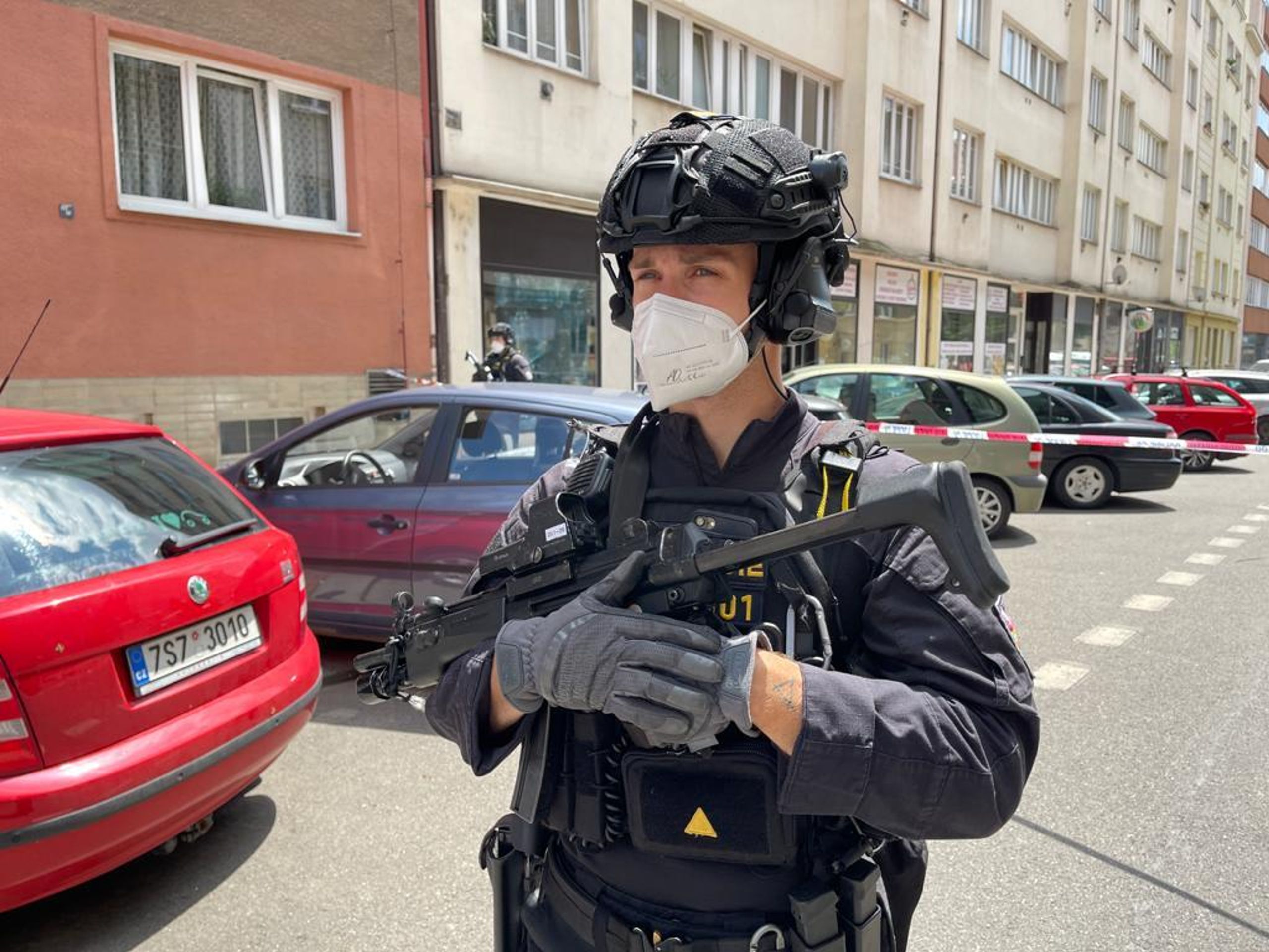 Policisté hledali násilníka, po vstupu do bytu jednoho z nich zranil výbuch - 1 - GALERIE: Policistu v Praze při vstupu do bytu zranil výbuch (9/10)