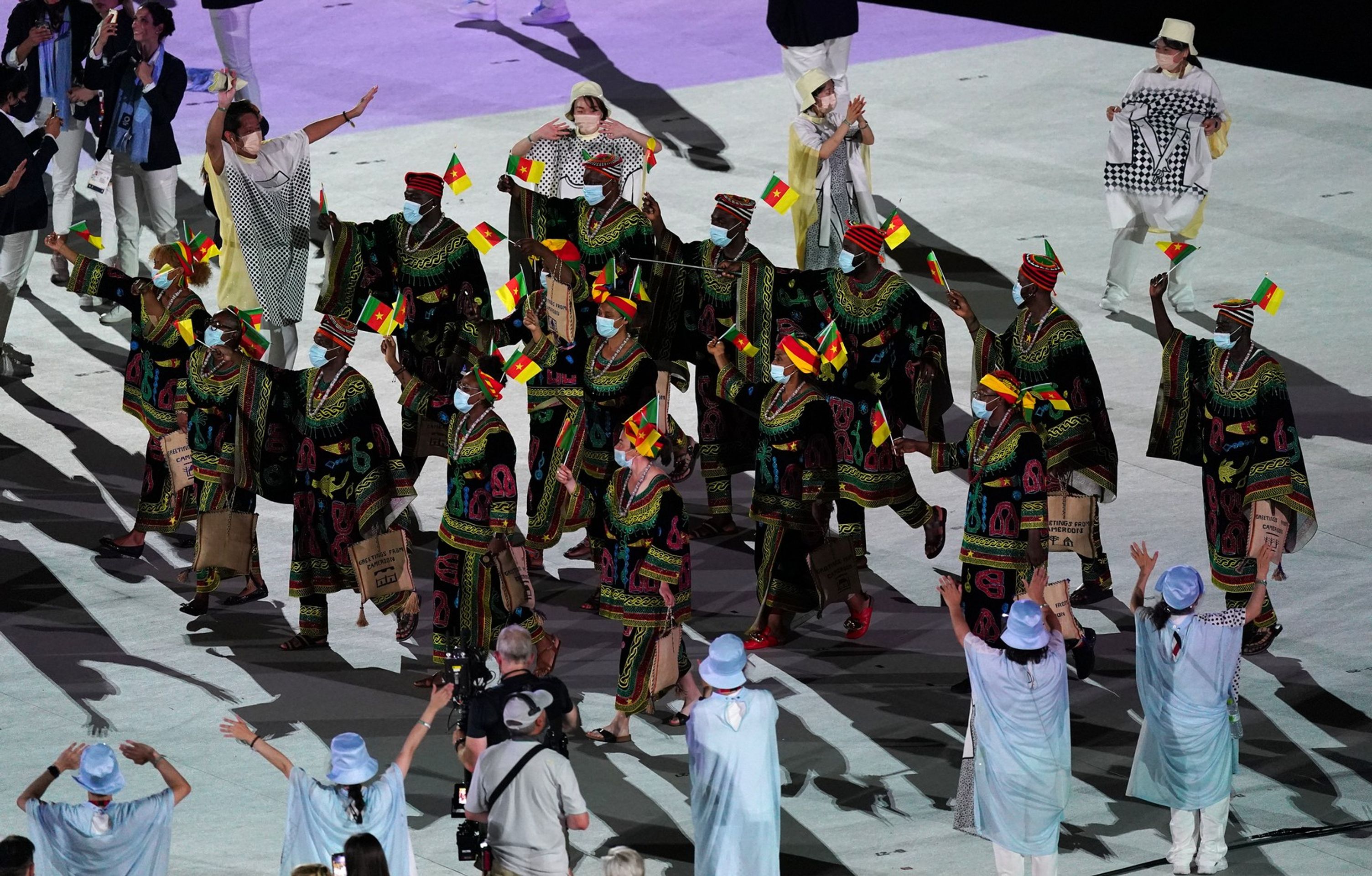 Kamerunské oblečení v tradičních barvách mezi ostatními vynikalo - Galerie: Originální outfity při zahajovacím olympijském ceremoniálu (12/18)