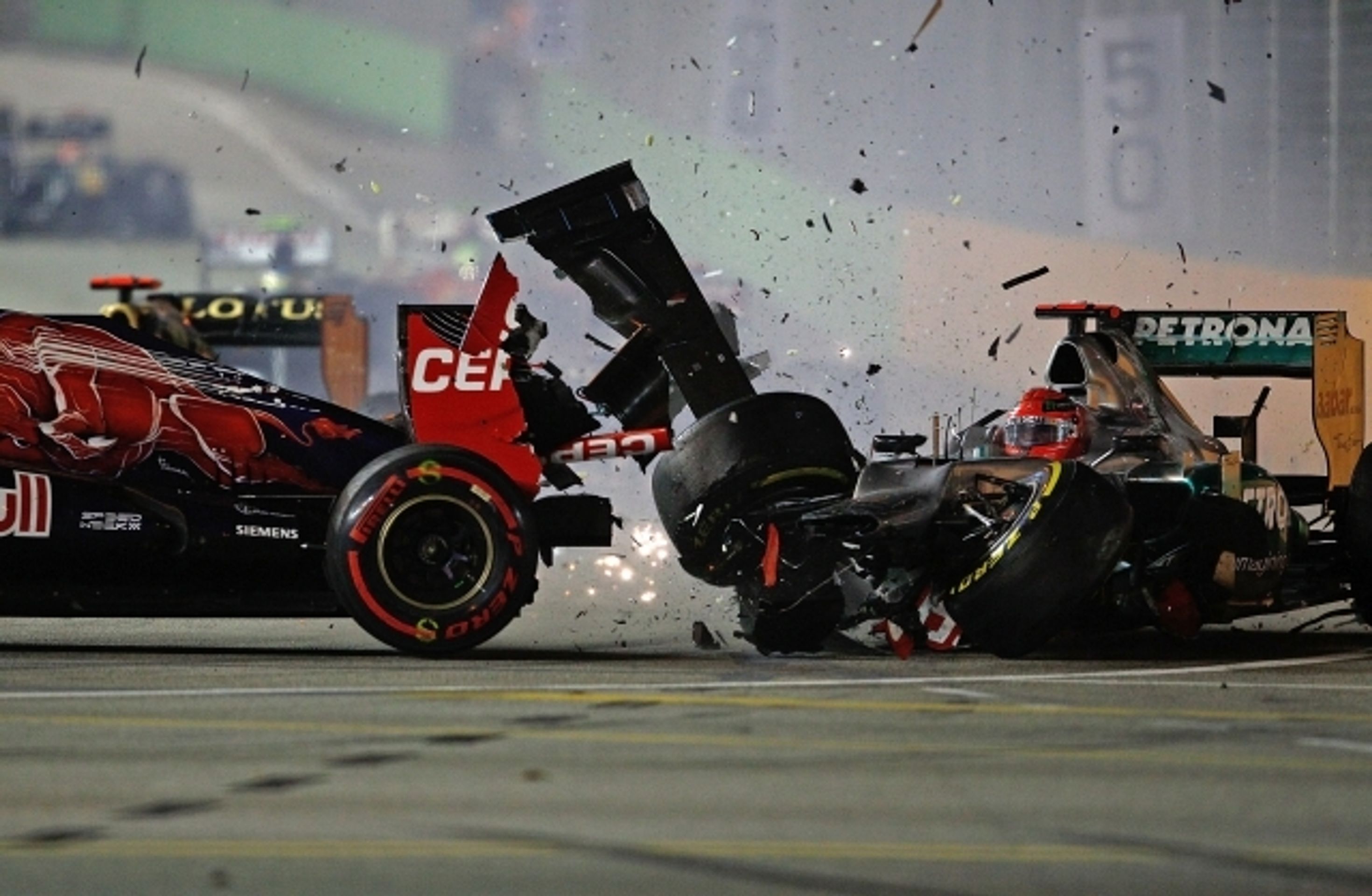 F1 v Singapuru: Jean-Eric Vergne a Michael Schumacher - 8 - GALERIE: Havárie na F1 v Singapuru: Vergne a Schumacher (3/8)
