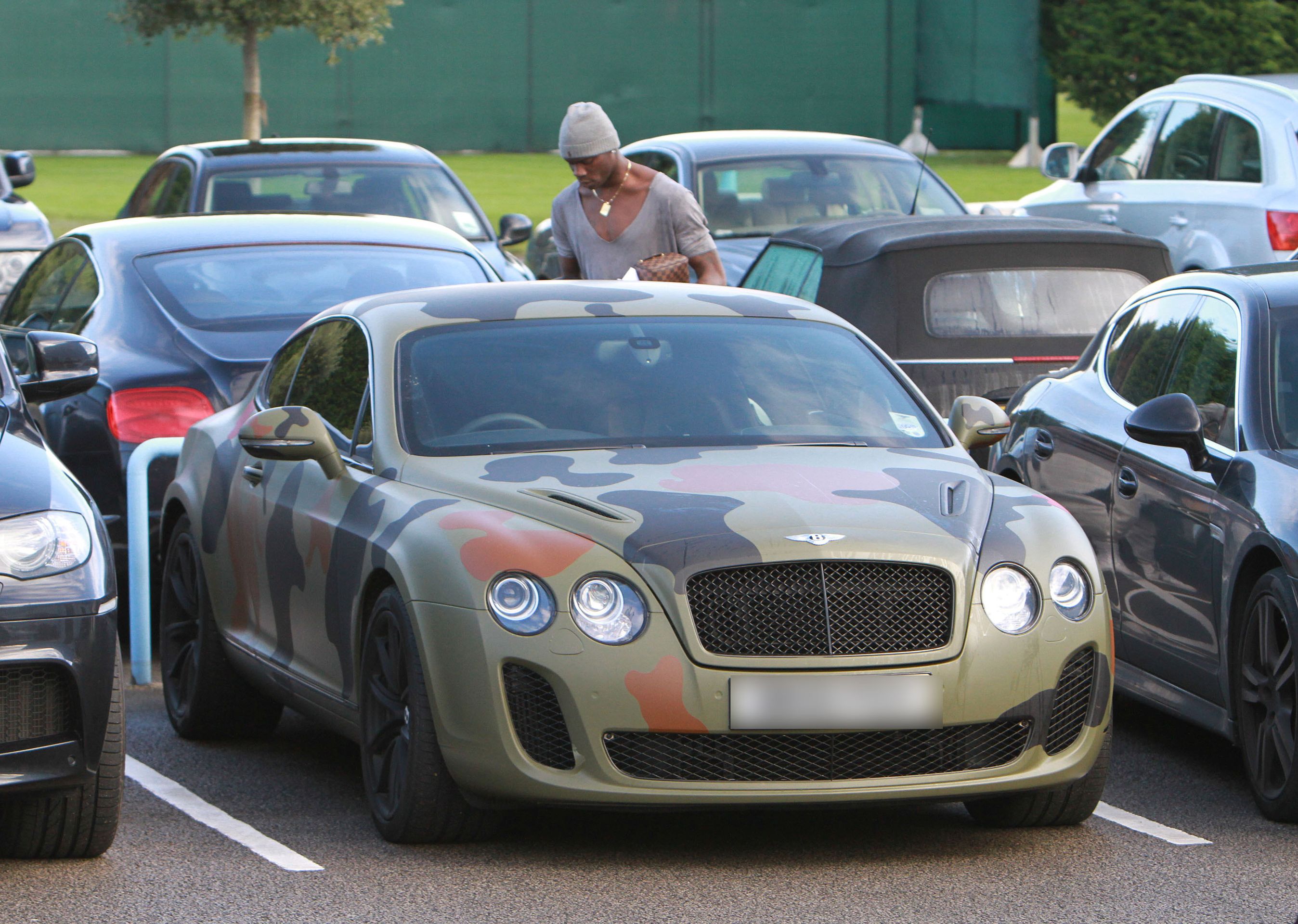 Balotelli bentley - 2 - GALERIE: Mario Balotelli a jeho bentley (5/7)